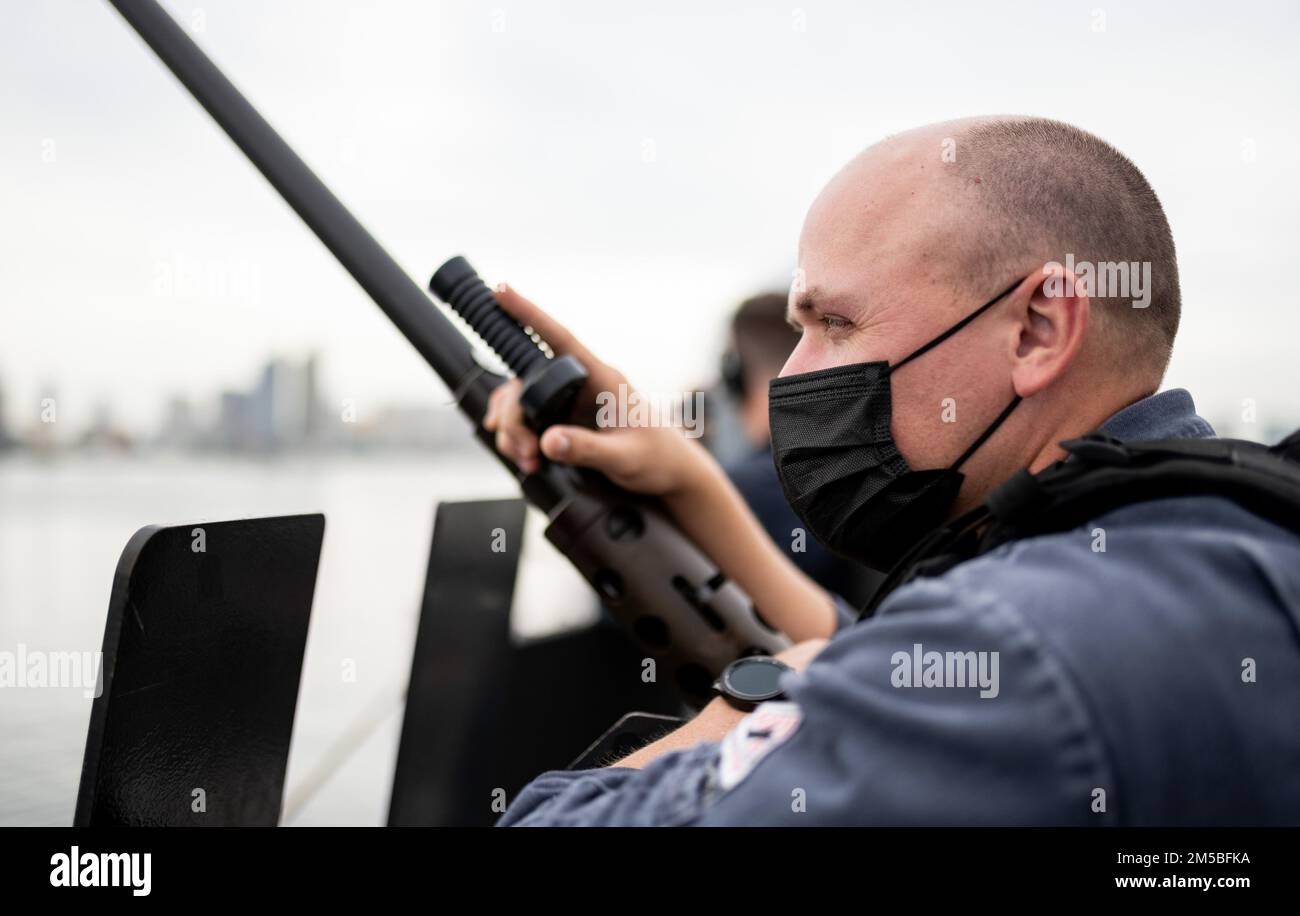 220223-N-LI768-1051 MANILA, Philippinen (23. Februar 2022) – Gunner’s Mate 2. Class Aaron Machart, aus Sugar Land, Texas, steht unter Sicherheitsaufsicht, während das Küstenschiff USS Tulsa (LCS 16) in Manila, Philippinen ankommt. Tulsa, Teil der Destroyer Squadron (DESRON) 7, befindet sich in einem Rotationseinsatz und ist im US-amerikanischen 7.-Flottengebiet tätig, um die Interoperabilität mit Partnern zu verbessern und als einsatzbereite Einsatztruppe zur Unterstützung einer freien und offenen Region Indo-Pazifik zu dienen. Stockfoto