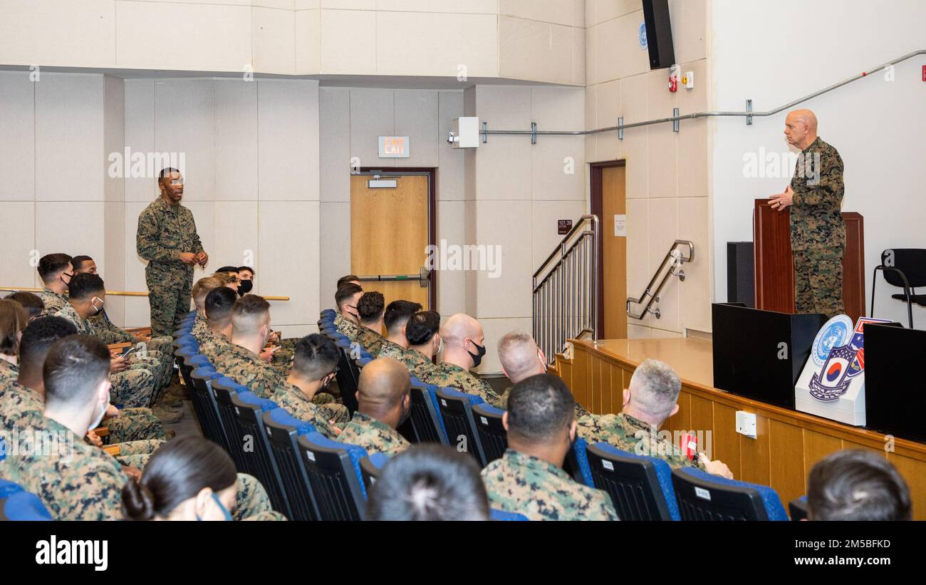 USA General David H. Berger, der 38. Kommandant des Marine Corps, erhält eine Frage von Sergeant Jordan Howard, einem Datensystemadministrator bei den USA Marine Corps Forces Korea, während eines Besuchs in Camp Humphreys, Republik Korea, 22. Februar 2022. Während des Besuchs trafen sie sich mit Marines und Führern in ganz Korea, um Partnerschaften und Bereitschaft in der Region zu erörtern. Stockfoto