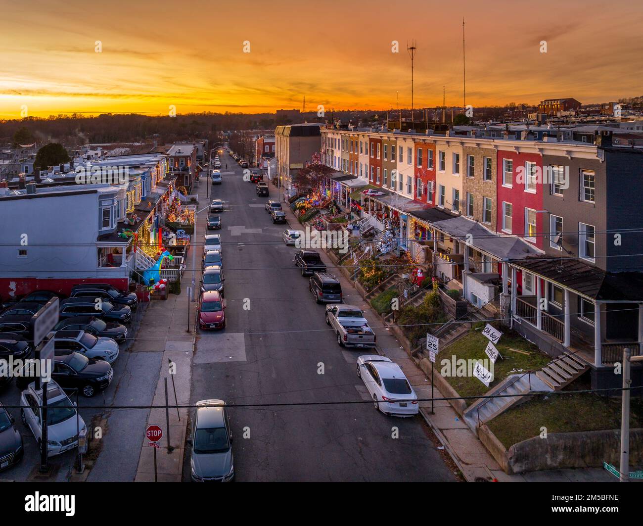 Luftaufnahme von 34. Straßenblocks Reihenhäusern mit berühmten Weihnachtslichtern in Baltimore Maryland mit dramatischem Sonnenuntergang am Himmel Stockfoto