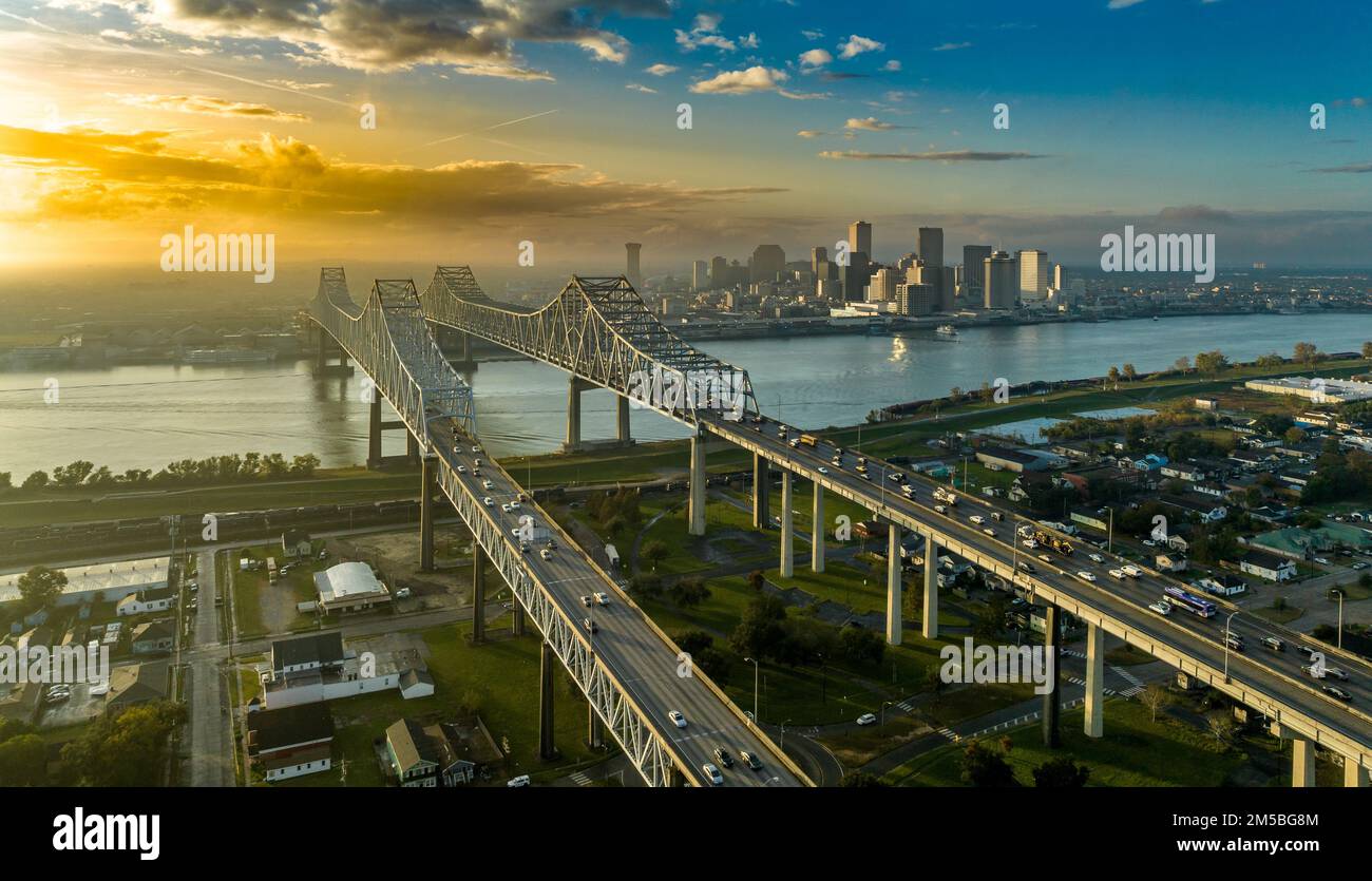 Die Crescent City Connection Bridge über dem Mississippi in New Orleans, Louisiana, bietet einen unvergleichlichen Blick auf den Sonnenuntergang Stockfoto