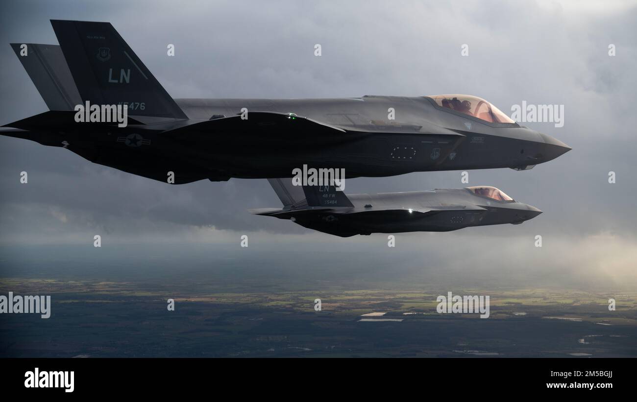 USA Air Force F-35A Lightning II, der 495. Kampfgeschwader zugeteilt, kehrt nach Abschluss einer Übung mit NATO-Verbündeten nach Royal Air Force Lakenheath, England, zurück, 22. Februar 2022. Die Ausbildung sollte die Interoperabilität verbessern und es den Vereinten Kräften ermöglichen, kohärent und wirksam zusammenzuarbeiten, um militärische Ziele zu erreichen. Stockfoto