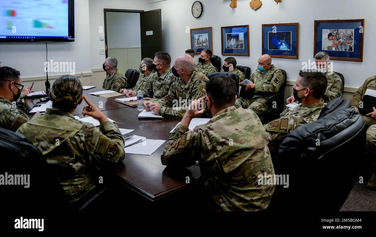Die USA Das First Production Assessment Team der Air National Guard nimmt am 22. Februar 2022 an einem Treffen von Mitgliedern der 177. Maintenance Group Teil, das am 177. Fighter Wing der New Jersey Air National Guard, Egg Harbor Township, New Jersey, stattfand. Ziel des Production Assessment Teams ist es, die Anzahl der Flugzeuge zu erhöhen, die eine Einheit in den Kampf bringen kann, und sich dabei auf die Aspekte der Verfügbarkeit von Flugzeugen zu konzentrieren, die die Einheiten kontrollieren können – wie gut und wie schnell sie Flugzeuge reparieren und wie reibungslos sie planmäßige Wartungsarbeiten durchführen. Stockfoto