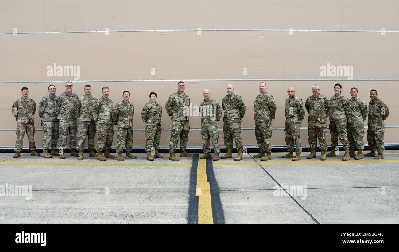 Die Führung der 177. Maintenance Group und das First Production Assessment Team der Air National Guard posieren am 22. Februar 2022 für ein Foto am 177. Kampfflügel der New Jersey Air National Guard, Egg Harbor Township, New Jersey. Ziel des Production Assessment Teams ist es, die Anzahl der Flugzeuge zu erhöhen, die eine Einheit in den Kampf bringen kann, und sich dabei auf die Aspekte der Verfügbarkeit von Flugzeugen zu konzentrieren, die die Einheiten kontrollieren können – wie gut und wie schnell sie Flugzeuge reparieren und wie reibungslos sie planmäßige Wartungsarbeiten durchführen. Stockfoto