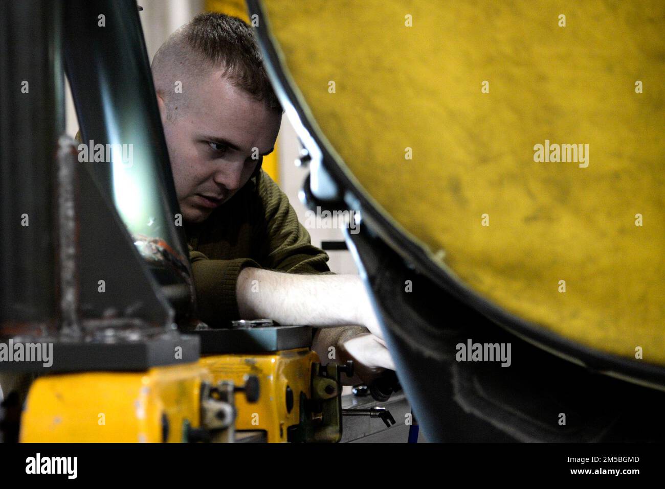 USA Air Force Staff Sgt. John Dilks, 177. Maintenance Group Motorenmechaniker, repariert einen Motor, während das erste Production Assessment Team der Air National Guard am 22. Februar 2022 im 177. Kampfflügel der New Jersey Air National Guard, Egg Harbor Township, New Jersey, auftaucht. Ziel des Production Assessment Teams ist es, die Anzahl der Flugzeuge zu erhöhen, die eine Einheit in den Kampf bringen kann, und sich dabei auf die Aspekte der Verfügbarkeit von Flugzeugen zu konzentrieren, die die Einheiten kontrollieren können – wie gut und wie schnell sie Flugzeuge reparieren und wie reibungslos sie planmäßige Wartungsarbeiten durchführen. Stockfoto