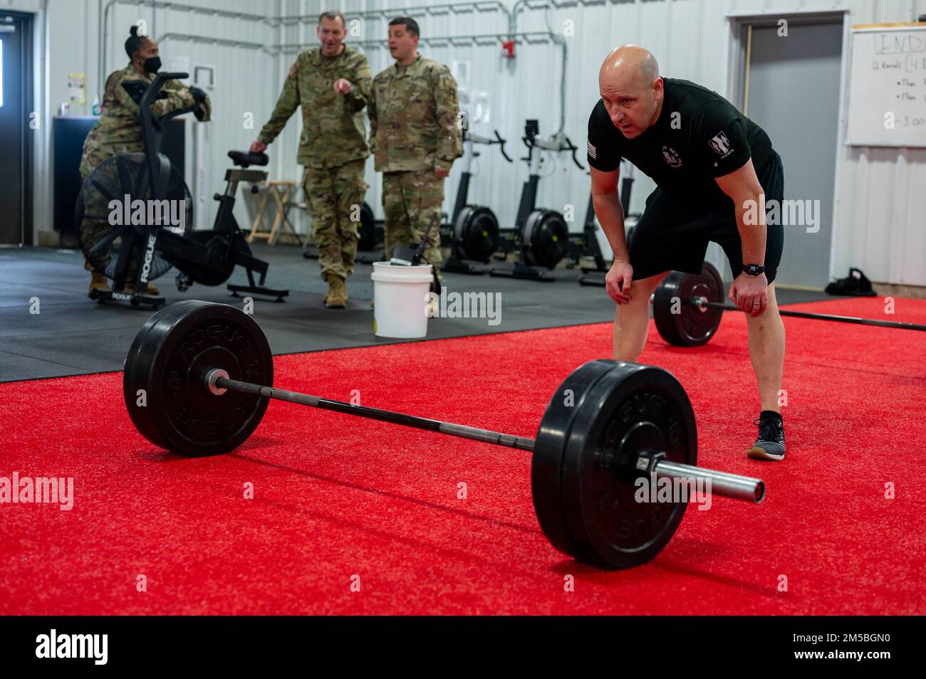 LT. Oberstleutnant Robert Mctighe, Befehlshaber des 1. Brigadeingenieurbataillons, 310. Infanterieregiment, 181. Multifunktionale Trainingsbrigade, ruht nach Abschluss des Deadlift-Events im Rahmen von Cabin Fever 22, 22. Februar 2022, in Fort McCoy, Wisconsin. Cabin Fever 22 ist eine brigadeweite Veranstaltung, die während der Wintermonate von Wisconsin zur Förderung körperlicher, geistiger und geistiger Fitness genutzt wird. Stockfoto
