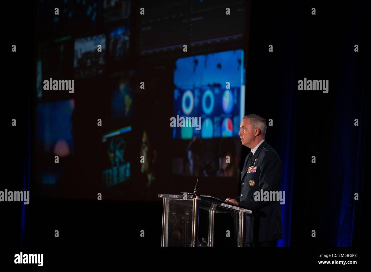 Generalleutnant Stephen N. Whiting, Befehlshaber des Raumfahrtkommandos, hält am 22. Februar 2022 eine Grundsatzrede auf dem jährlichen Rocky Mountain Cyberspace Symposium. In seiner Rede betonte General Whiting die Bedeutung der Cybersicherheit im Weltraum. Stockfoto