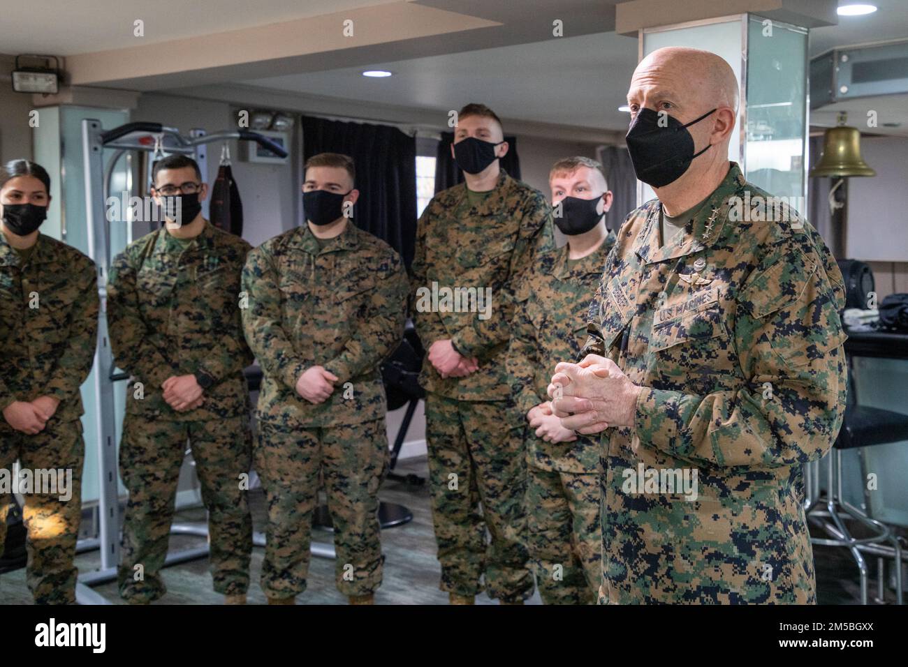 USA General David H. Berger, 38. Kommandant des Marine Corps, und Marines hören Sergeant Major Troy E. Black, 19. Sergeant Major des Marine Corps, während eines Besuchs in Seoul, Republik Korea, am 22. Februar 2022. Während des Besuchs trafen sie sich mit Marines und Führern in ganz Korea, um Partnerschaften und Bereitschaft in der Region zu erörtern. Stockfoto