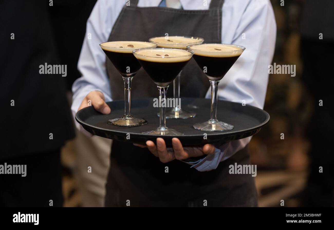 Espresso-Martinis auf einer Firmenfeier Stockfoto