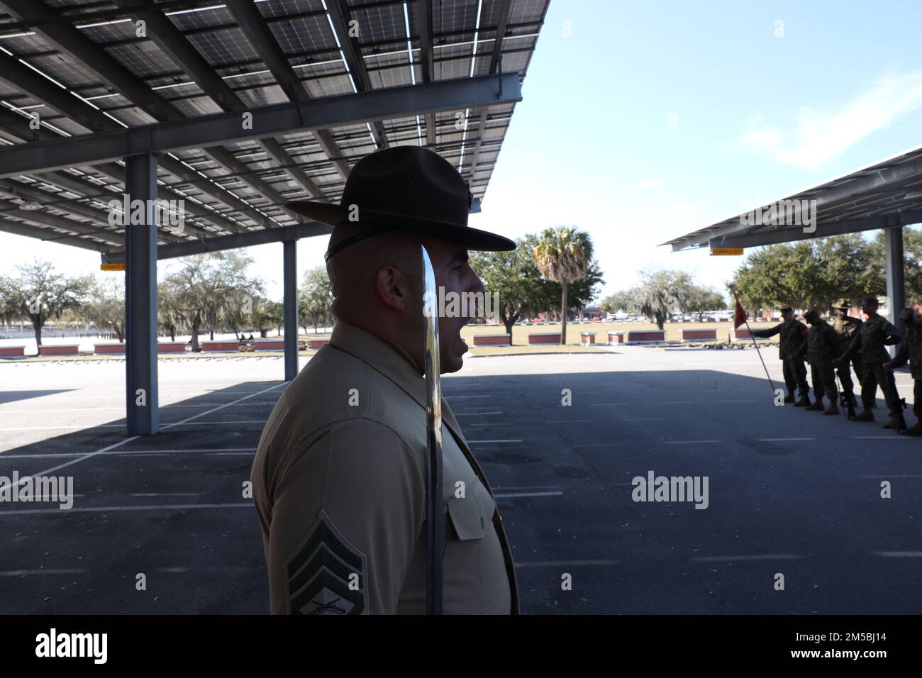 EIN US-AMERIKANISCHER Marine Corps-Übungslehrer bei Charlie Company, 1. Recruit Training Bataillon beobachtet Rekruten, die für die letzte Übung auf Marine Corps Recruit Depot Parris Island, S.C., am 22. Februar 2022 praktizieren. Die letzte Übung testet die Bohrlehrer auf ihre Fähigkeit, Bohrbefehle zu geben, und prüft die Rekruten auf ihre Fähigkeit, die Bewegungen richtig auszuführen. Stockfoto