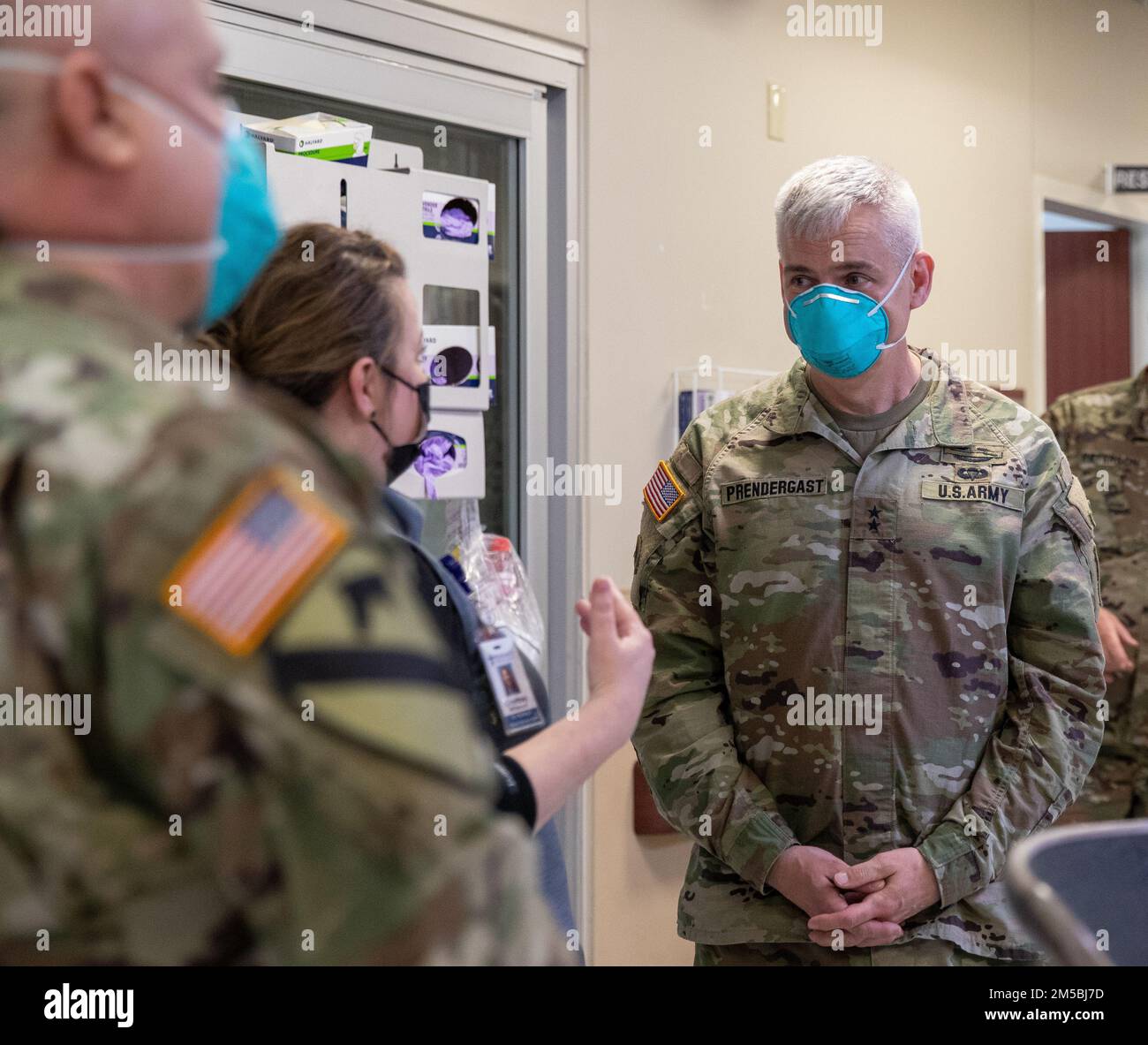 MONROE, La – USA Generalmajor William Prendergast IV, ist Befehlshaber des Eventualkommandos Posten 1, Task Force 51, USA Army North und 5. US-Dollar Armee, spricht mit dem Krankenhauspersonal in St. Francis Medical Center, Monroe, Louisiana, 23. Februar 2022. Die USA Das medizinische Team der Luftwaffe, das Seite an Seite mit zivilen medizinischen Fachkräften arbeitet, wird eingesetzt, um die fortgesetzten COVID-Reaktionsmissionen des Verteidigungsministeriums zu unterstützen, um bedürftigen Gemeinschaften zu helfen. USA Nördliches Kommando, durch die USA Army North ist weiterhin entschlossen, dem gesamten COV der Regierung flexible Unterstützung des Verteidigungsministeriums zu gewähren Stockfoto