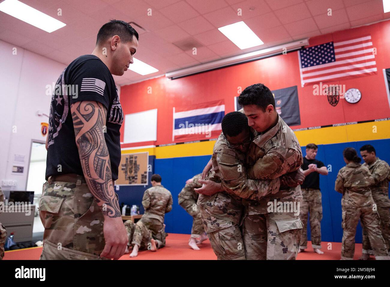 Soldaten aus Fort Bragg, North Carolina, trainieren Kämpfer während eines einwöchigen Kurses, in dem Soldaten auf die Grundlagen von Kämpfern ausgebildet werden. Wenn jeder Soldat den Kurs erfolgreich besteht, erhält er eine Zertifizierung, die es ihm ermöglicht, andere in Kämpfern auszubilden. Stockfoto