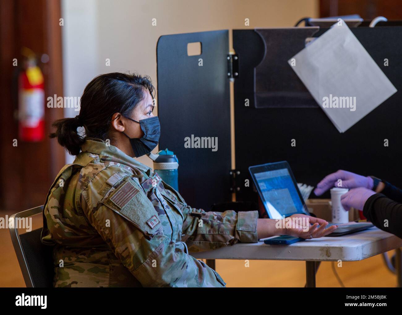 Flieger und Soldaten der Idaho Nationalgarde spenden Blut während einer Blutspende mit dem amerikanischen Roten Kreuz, 23. Februar 2022, Gowen Field, Boise, Idaho. Die Mitglieder der Idaho National Guard spenden regelmäßig mit dem amerikanischen Roten Kreuz, um die Blutversorgung des Landes wieder aufzufüllen. Stockfoto