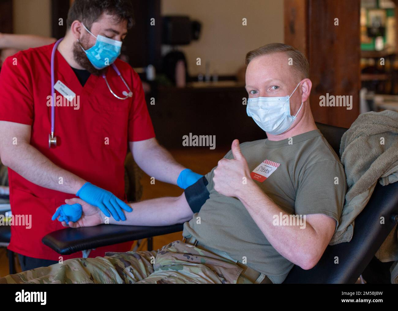 Flieger und Soldaten der Idaho Nationalgarde spenden Blut während einer Blutspende mit dem amerikanischen Roten Kreuz, 23. Februar 2022, Gowen Field, Boise, Idaho. Die Mitglieder der Idaho National Guard spenden regelmäßig mit dem amerikanischen Roten Kreuz, um die Blutversorgung des Landes wieder aufzufüllen. Stockfoto