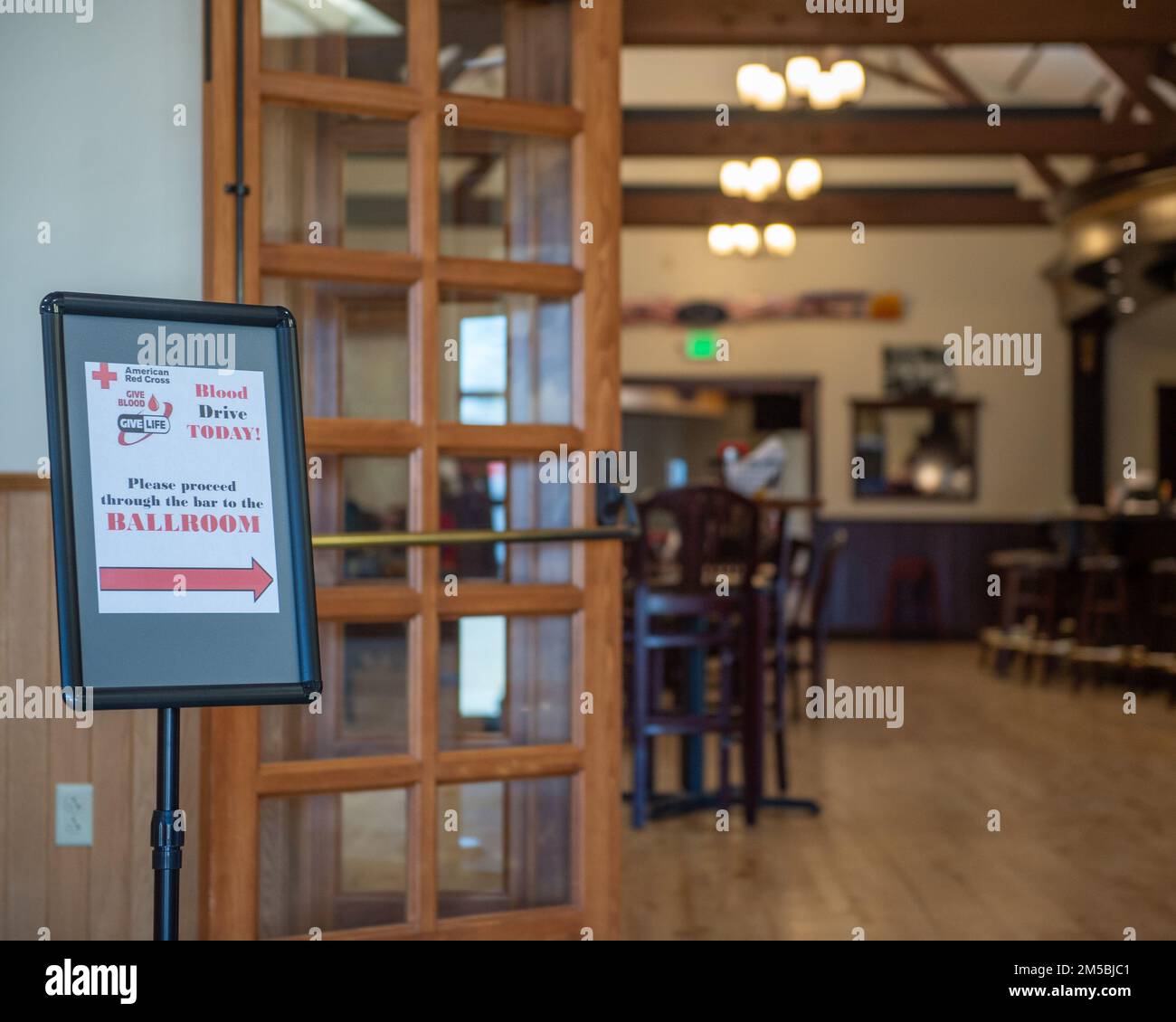 Flieger und Soldaten der Idaho Nationalgarde spenden Blut während einer Blutspende mit dem amerikanischen Roten Kreuz, 23. Februar 2022, Gowen Field, Boise, Idaho. Die Mitglieder der Idaho National Guard spenden regelmäßig mit dem amerikanischen Roten Kreuz, um die Blutversorgung des Landes wieder aufzufüllen. Stockfoto