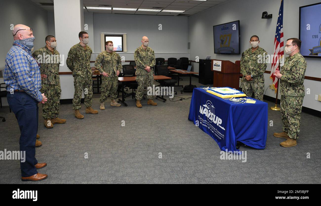 220223-N-PX557-0011 MECHANICSBURG, PA (23. Februar 2022) Capt. Gene Cash (rechts), kommandierender Offizier des Naval Supply Systems Command (NAVSUP) Business Systems Center (BSC), spricht aktive und pensionierte Offiziere des Supply Corps anlässlich einer Feier zum 227. Geburtstag der USA Versorgungskorps Der Marine. Militärische Mitglieder des Supply Corps sind in den Bereichen Lieferkettenmanagement, operative Logistik, Vertragsmanagement, Finanzmanagement, operative Forschung, Und Unternehmensmanagement. Die allgemeinen Zuständigkeiten des Supply Corps sind eng miteinander verknüpft Stockfoto