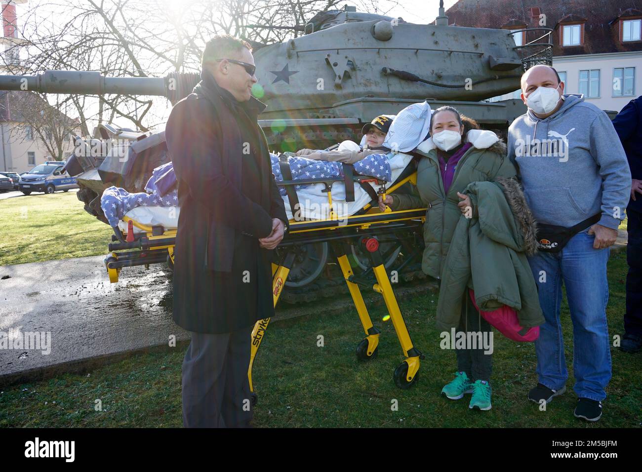 Antonnio Boone, Wiesbaden Army Airfield Air Traffic and Airspace Officer, spricht mit der Familie Haller während ihres Familienbesuchs in Clay Kaserne über den Hauptkampfpanzer von Patton M60 A3. Stockfoto