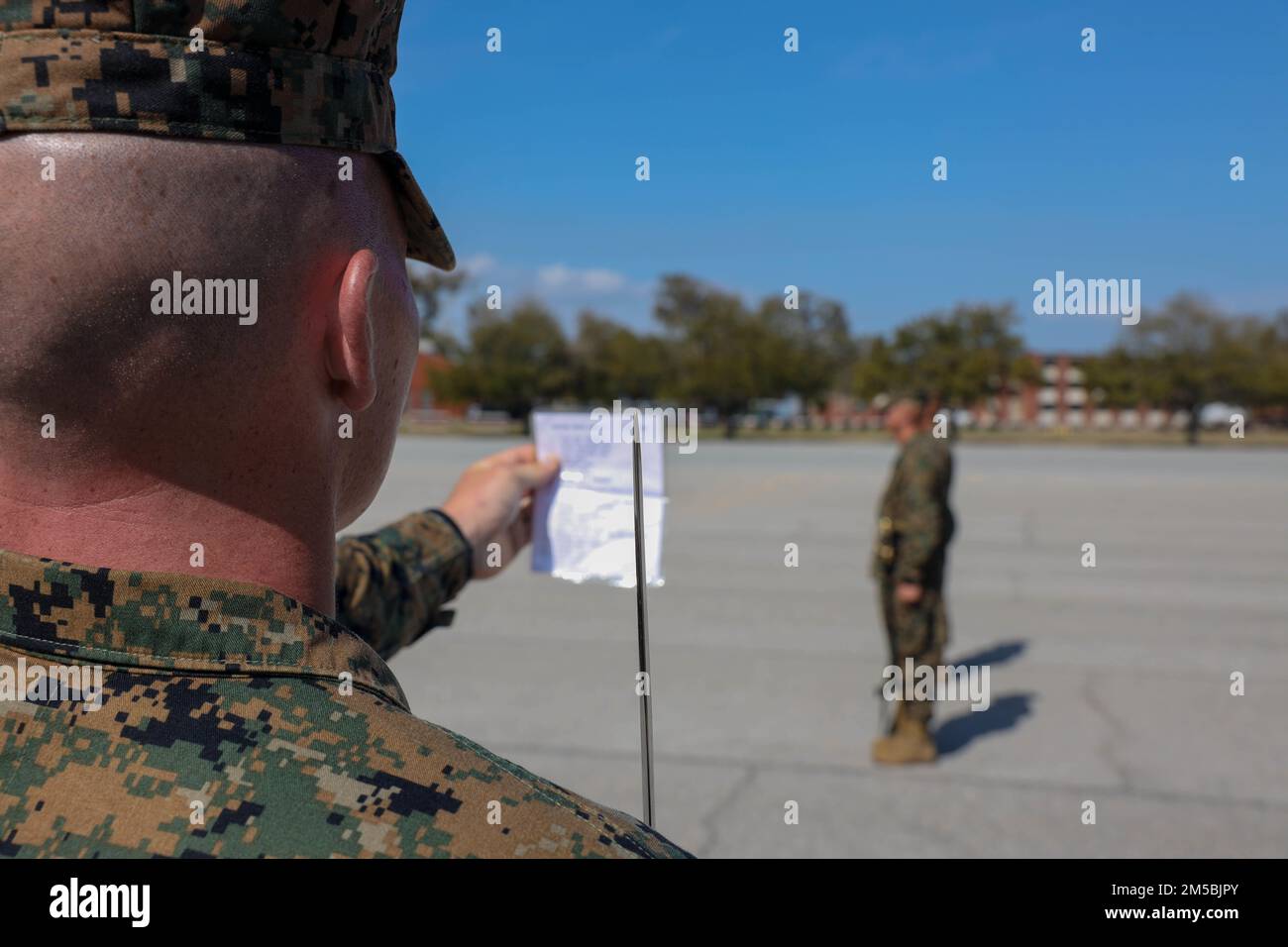 USA Marines mit der Drill Instructor School, Recruit Training Regiment, führen und werden in naher Reihenfolge an Bord des Marine Corps Recruit Depot Parris Island, S.C. am 23. Februar 2022 bewertet. Enge Ordnung ist eine Grundlage für Disziplin und Esprit de Corps im United States Marine Corps. Darüber hinaus ist es eine der ältesten Methoden zur Entwicklung von Vertrauen und Truppenführungskapazitäten in den unterstellten Führern einer Marinekorps-Einheit. Stockfoto