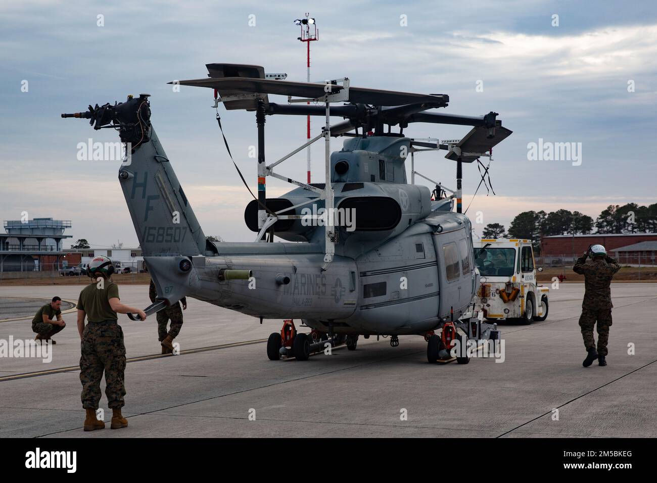 USA Marines mit 2. Marine Aircraft Wing führen ein UH-1Y Venom zu einem C-17 Globemaster III an der Marine Corps Air Station Cherry Point, North Carolina, 23. Februar 2022, in Vorbereitung von Übung Cold Response 2022 (Ex CR22) in Norwegen. Ex CR22 zeigt, dass in einer unvorhersehbaren Welt die kritischen Beziehungen und Verpflichtungen zwischen Partnern und alliierten Nationen weiterhin ein Stabilitätsanker bleiben, wobei jede Nation bereit und bereit ist, unsere kollektiven Werte, unsere Völker und unsere Territorien zu schützen. Die USA stehen fest in unserem Engagement und unserer Bereitschaft, Norwegen und unsere anderen Partner und Verbündeten zu unterstützen. Stockfoto