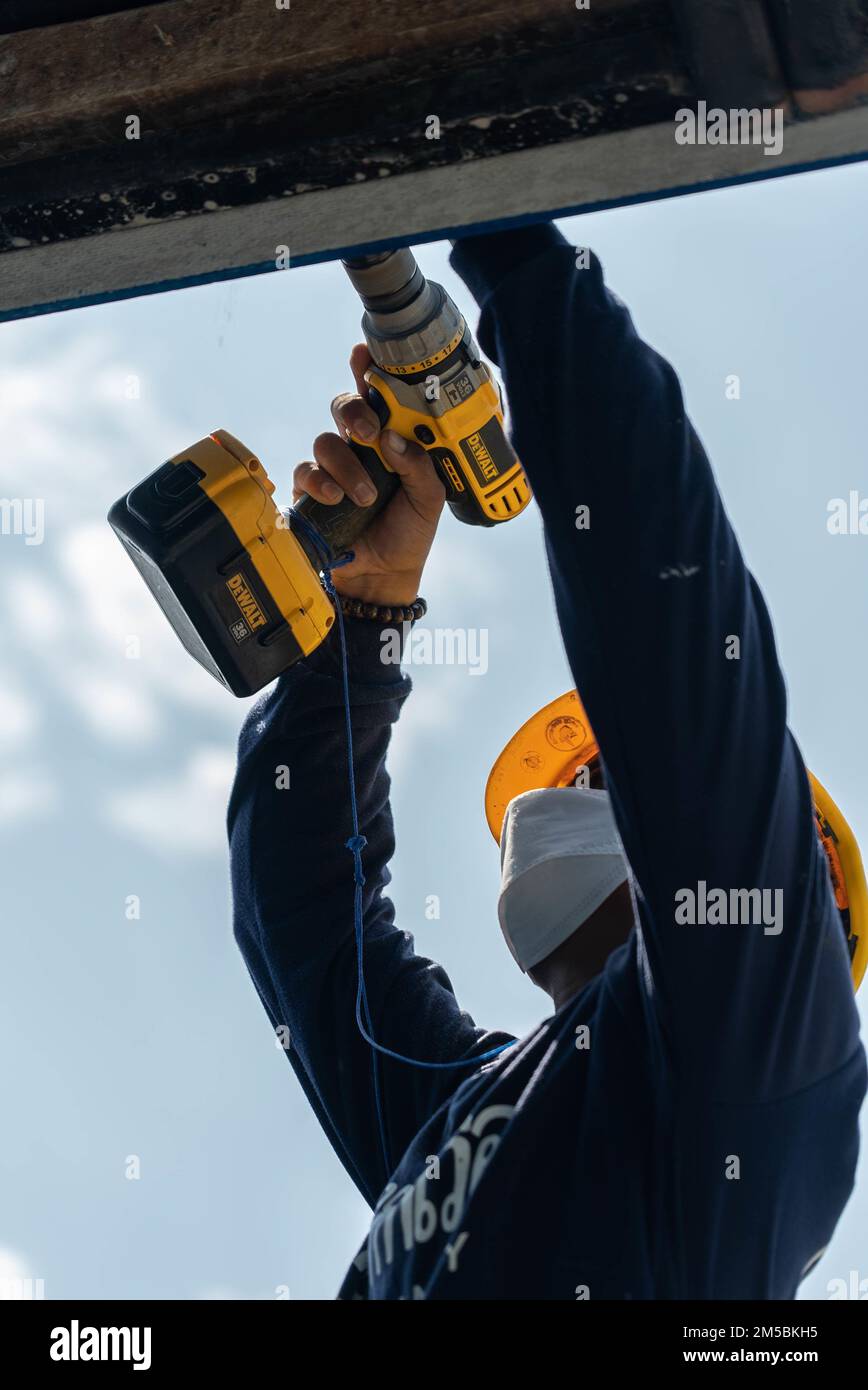Royal Thai Marine Pvt. Panupong Khampimai, ein Dachrinnen-Installateur des Baufirmingenieurbataillons, installiert während der Übung Cobra Gold 2022 in der Wat Khlong Takian School, Chanthaburi, Königreich Thailand, am 23. Februar 2022 eine Dachrinne. Das Royal Thai Marine Corps baute in dieser Zeit zusammen mit den Streitkräften Singapurs und dem 9. Ingenieurstützungsbataillon, der 3. Marine Logistics Group, ein neues Klassenzimmer für die Wat Khlong Takian School, eine Grundschule im Bezirk Khao Khitchakut. Cobra Gold 2022 ist die 41. Iteration der internationalen Schulungsübung, die Readine unterstützt Stockfoto