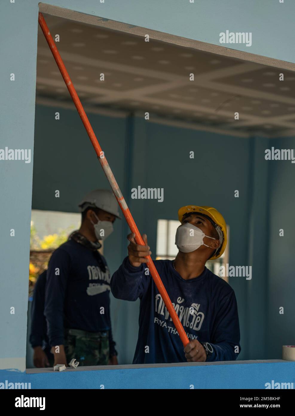 Royal Thai Marine Pvt. Wanchana Wapansu, ein Schweißer des Baufahringenieurbataillons, malt während der Übung Cobra Gold 2022 an der Wat Khlong Takian School, Chanthaburi, Königreich Thailand, am 23. Februar 2022 eine Decke. Das Royal Thai Marine Corps baute in dieser Zeit zusammen mit den Streitkräften Singapurs und dem 9. Ingenieurstützungsbataillon, der 3. Marine Logistics Group, ein neues Klassenzimmer für die Wat Khlong Takian School, eine Grundschule im Bezirk Khao Khitchakut. Cobra Gold 2022 ist die 41. Wiederholung der internationalen Trainingsübung, die Bereitschaft und Emphas unterstützt Stockfoto