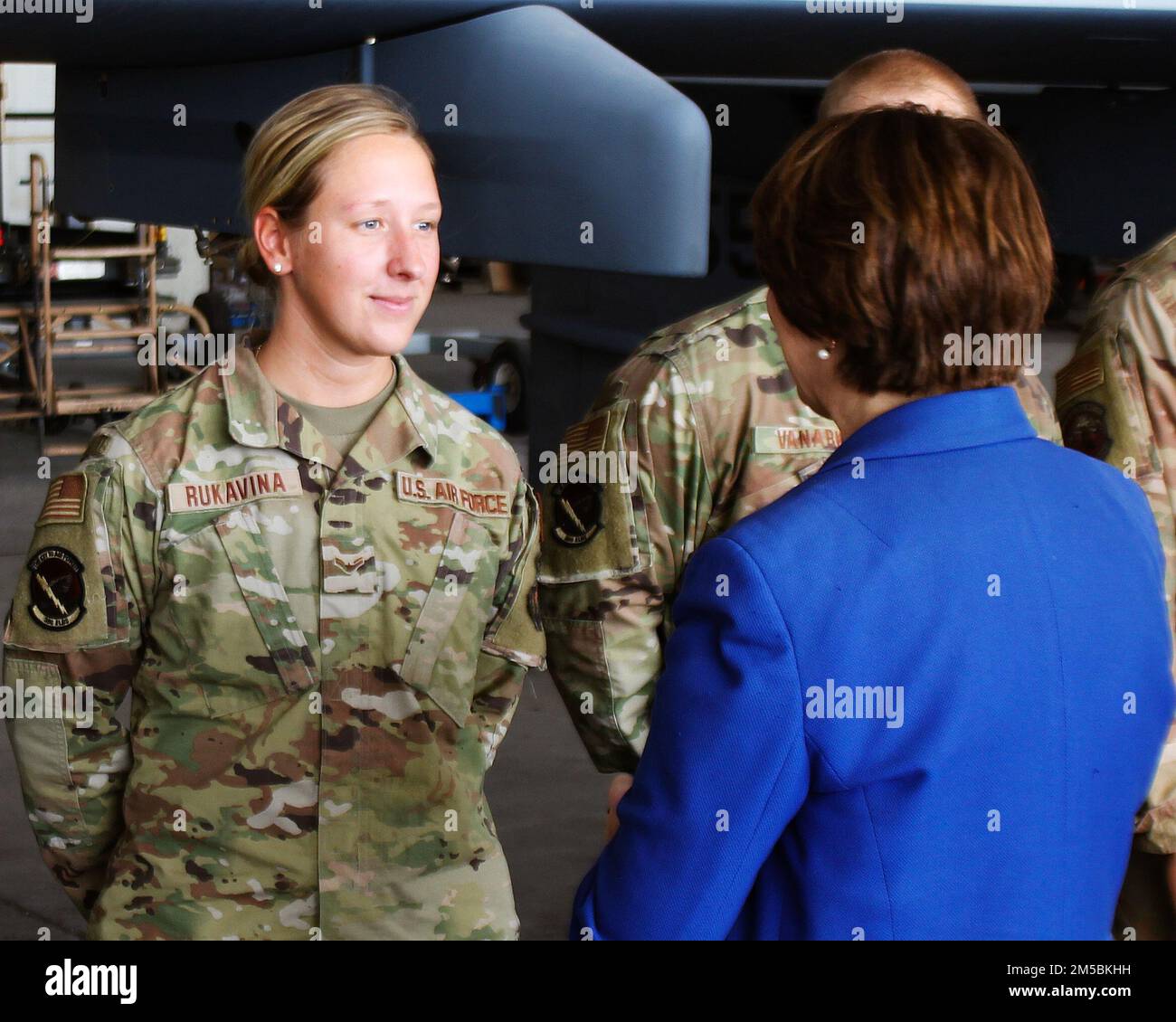 Airman 1. Klasse Calianne Rukavina spricht mit den USA Amy Klobuchar, D-Minn., während des Besuchs des Senators auf dem Luftwaffenstützpunkt Al Dhafra, Vereinigte Arabische Emirate, 23. Februar 2022. Rukavina stammt aus Duluth, Minnesota, und ist Mitglied des 148. Kampfflügels der Minnesota Air National Guard. Rukavina ist in der Liefer- und Materialverwaltung für das 380. Geschwader für schnelle Logistik in Al Dhafra tätig. Stockfoto