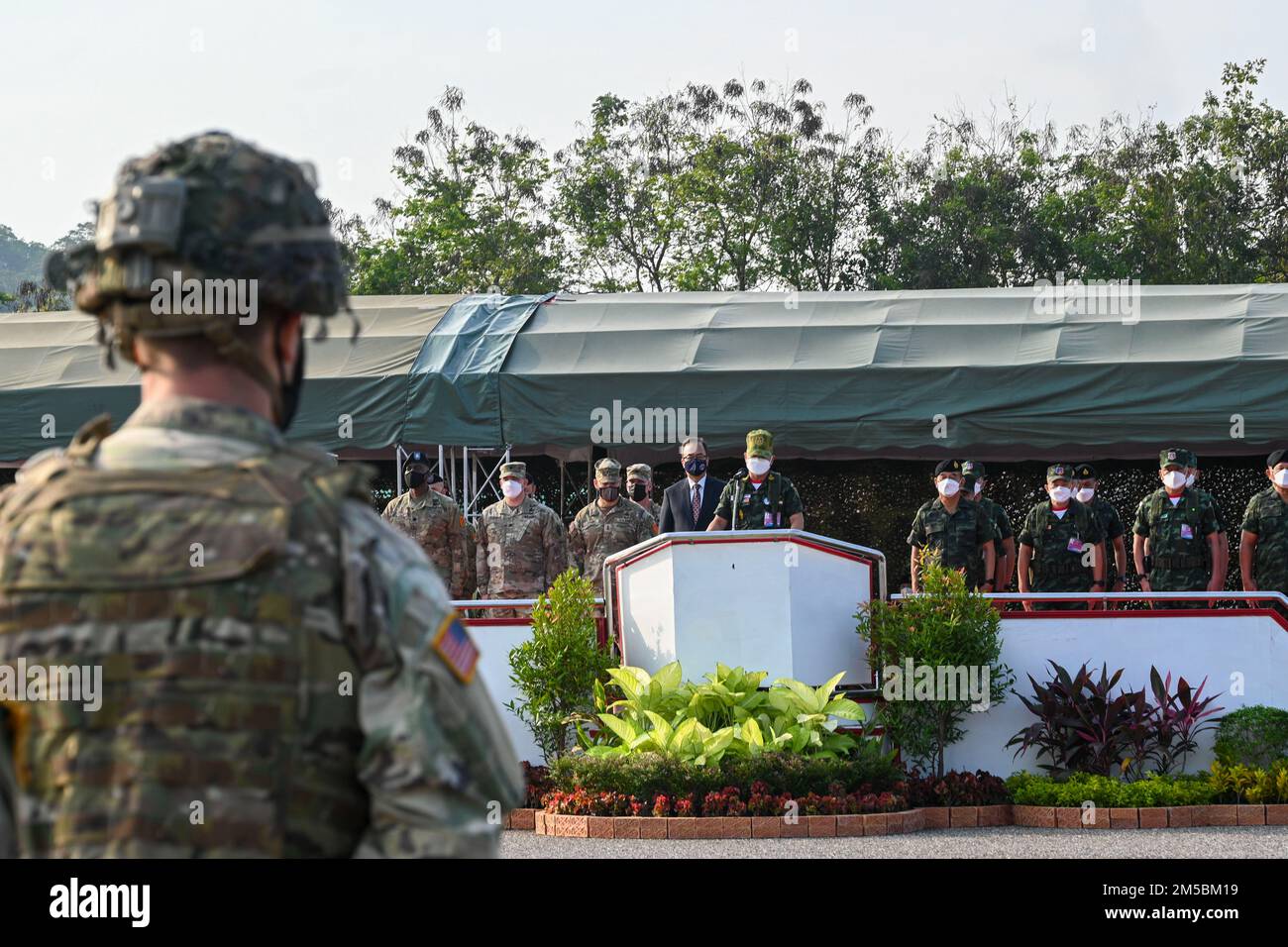 EIN US-AMERIKANISCHER Der Soldat steht in Formation, als General Narongpan Jitkaewthae, Oberbefehlshaber der Königlichen thailändischen Armee, anlässlich der Eröffnungszeremonie für Hanuman Guardian 2022 im Infanteriezentrum, Khao Noi, Königreich Thailand, am 24. Februar 2022 Stellung nimmt. Hanuman Guardian 2022 ist die 11. Iteration der jährlichen bilateralen USA Army Pacific Theater Security Cooperation Program Veranstaltung mit der Royal Thai Army in Abstimmung mit dem United States Indo-Pacific Command. Als Teil der Pacific Pathways Serie ist das Ziel von HG22 die Förderung engerer Beziehungen, die Steigerung der Bereitschaft und die Verbesserung der Interope Stockfoto