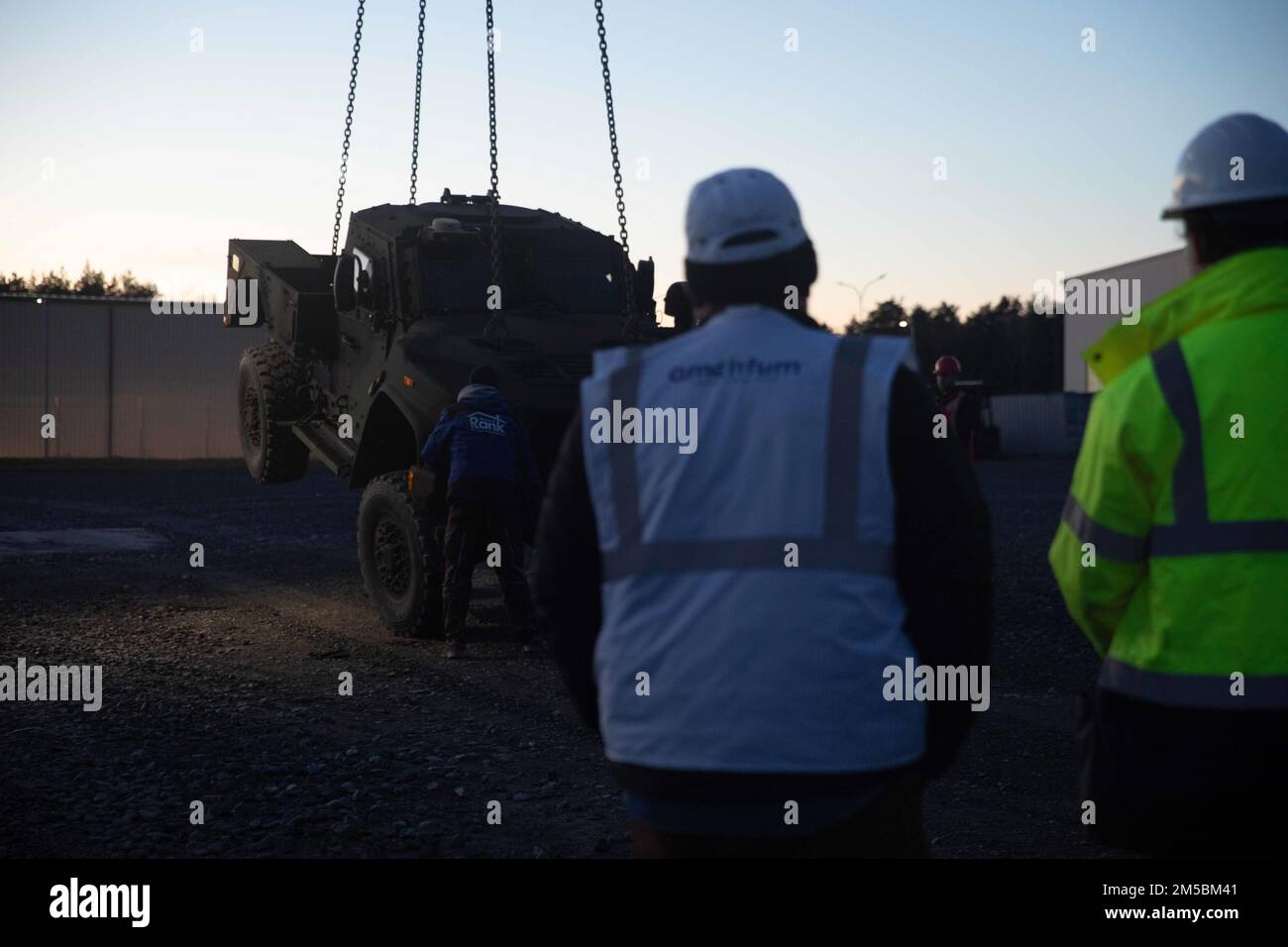 Soldaten und Zivilisten, die dem 624. Movement Control Team, Army Field