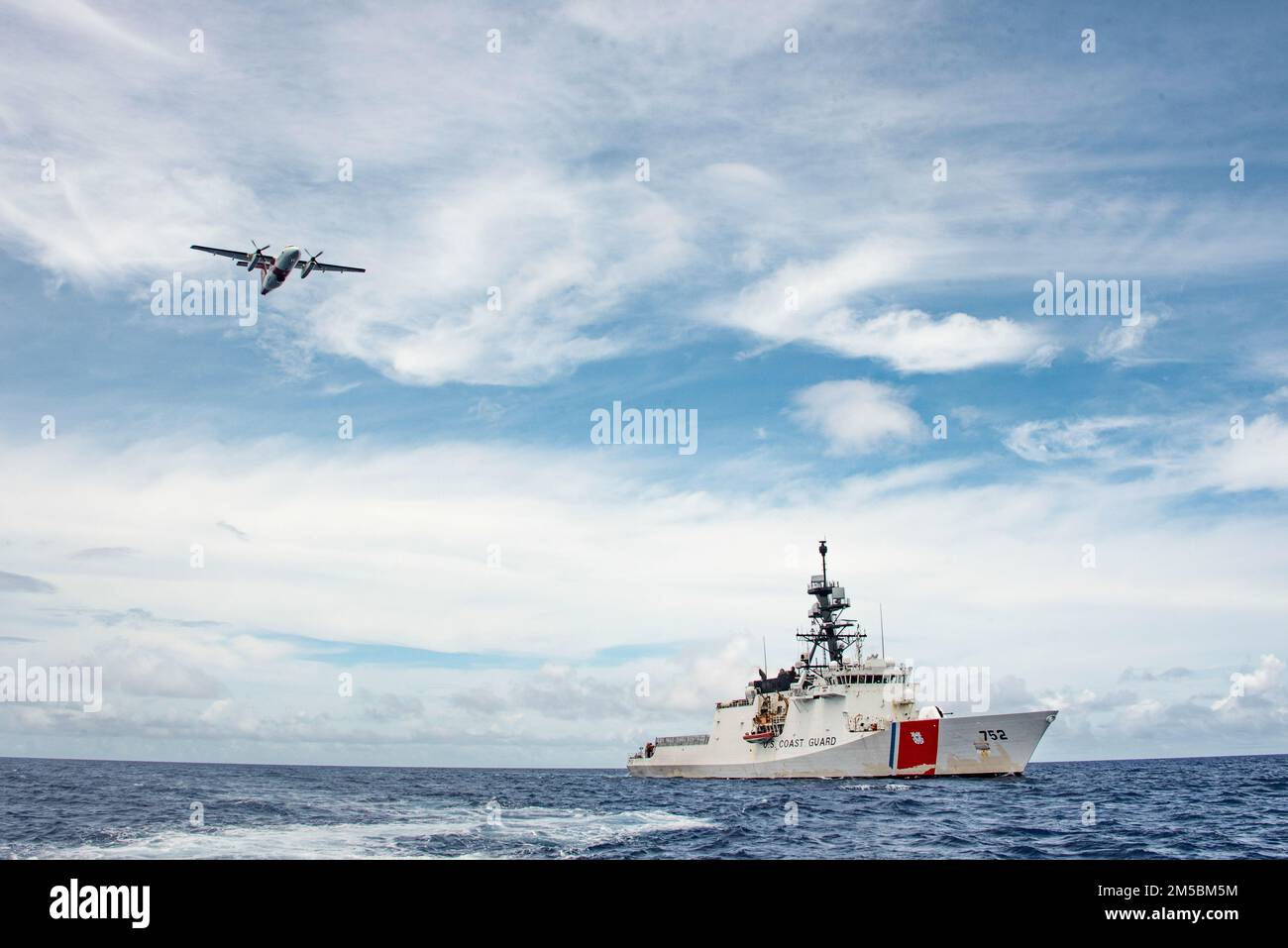 USA Coast Guard Cutter Stratton (WMSL 752) nimmt am 23. Februar 2022 an einer Übung mit dem australischen Seeüberwachungsflugzeug im Südpazifik Teil. Die Stratton führt derzeit Übungen und Operationen mit Partnerländern im Südpazifik durch. Stockfoto