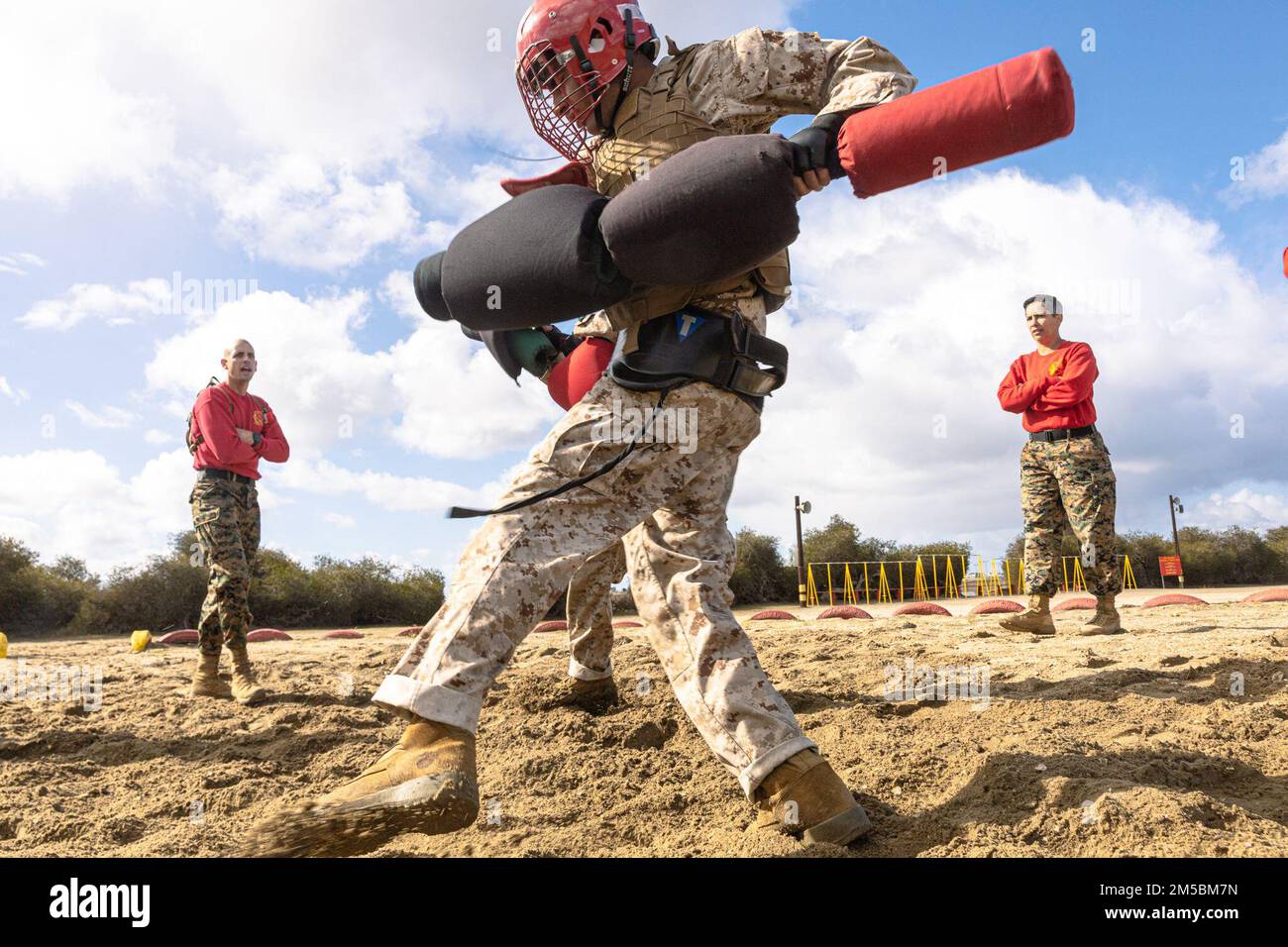 USA Marinekorps rekrutieren bei Alpha Company, 1. Recruit Training Bataillon, konkurrieren anlässlich einer Pugil-Sticks-Veranstaltung im Marine Corps Recruit Depot, San Diego, 23. Februar 2022. Während der Pugil Sticks führten Rekruten zahlreiche Martial Arts Program-Techniken des Marine Corps durch. Stockfoto