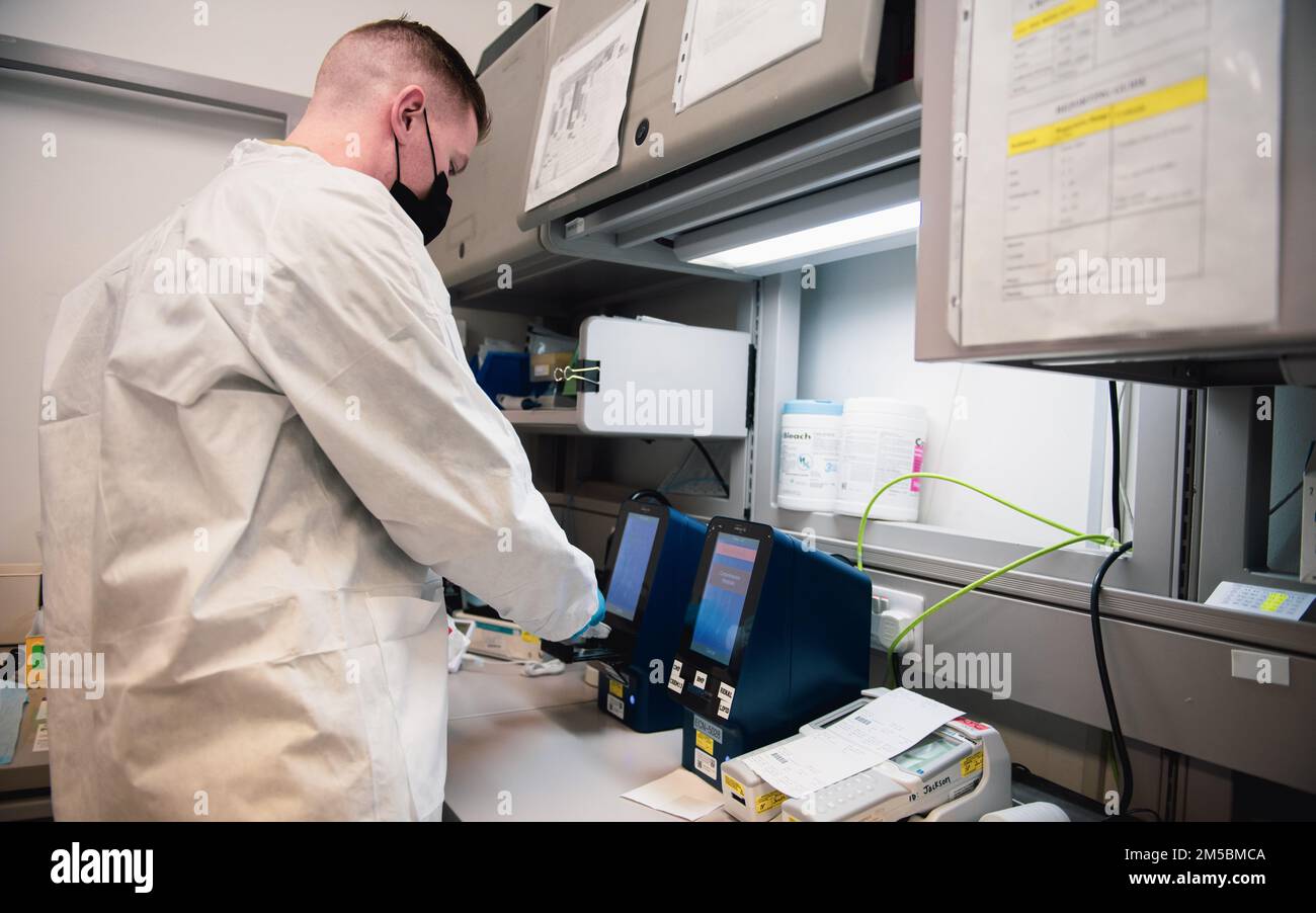 USA Air Force Staff Sergeant Jacob Lee, 379. Labortechniker der Expeditionary Medical Group, testet eine Blutprobe am Al Udeid Air Base, Katar, 22. Februar 2022. Das medizinische Labor unterstützt Tests auf COVID-19 und andere Viren mit einem hohen Maß an Genauigkeit, um die Kraft fit für den Kampf zu halten. Stockfoto