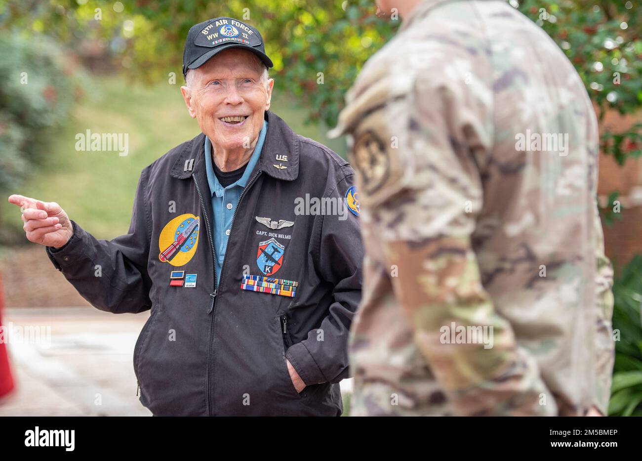 German Rotc Captain Dick Nelms, 99, der eine B-17 Flying Fortress 35-mal über ...