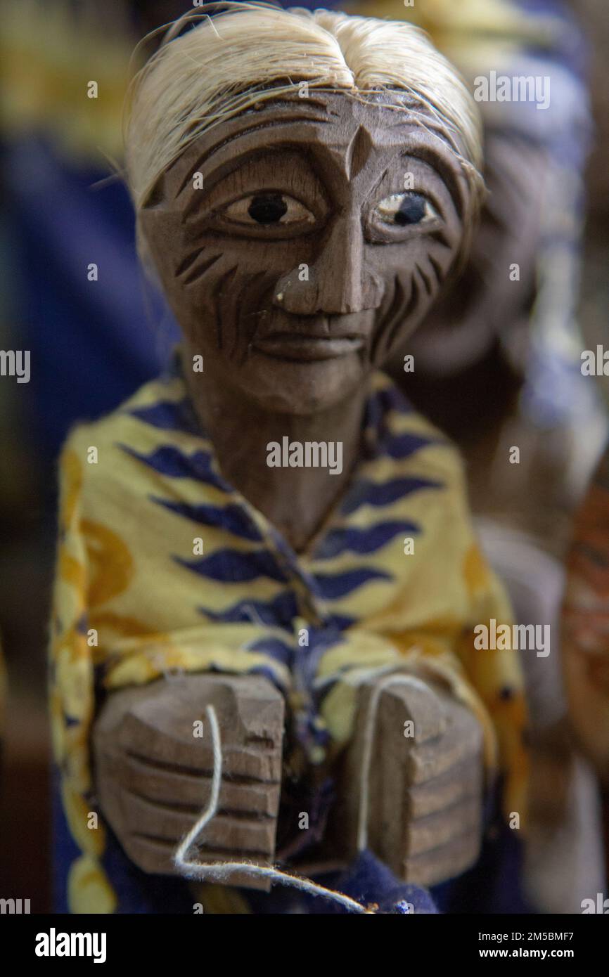 Kleine Tau-Tau (menschliche Holzpuppen) werden in der Regel als Souvenirs an traditionellen Touristenattraktionen des Toraja-Stammes, Süd-Sulawesi, Indonesien, verwendet. Stockfoto