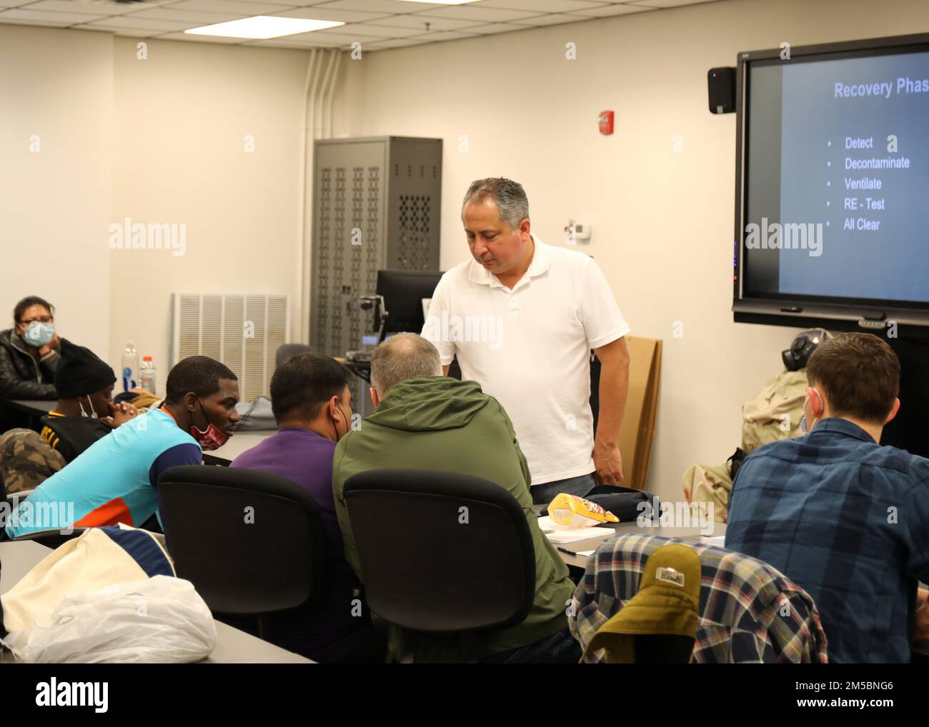 220223-N-OH262-0821--FORT EUSTIS, VA (23. Februar 2022)--Tony Pinedo, ein Ausbilder am Military Sealift Command Training Center East, unterrichtet neu eingestellte Civil Service Mariners (CIVMAR) über die Verwendung chemischer, biologischer und radiologischer Geräte im Schulungszentrum auf der Joint Base Langley-Fort Eustis, Virginia, 23. Februar. Die Präsenzschulung war Teil des MSC-Lehrplans für die Grundschulung zur Schadensbegrenzung, der erfolgreich abgeschlossen werden muss, bevor in der Schiffsflotte von MSC geflogen wird. Stockfoto