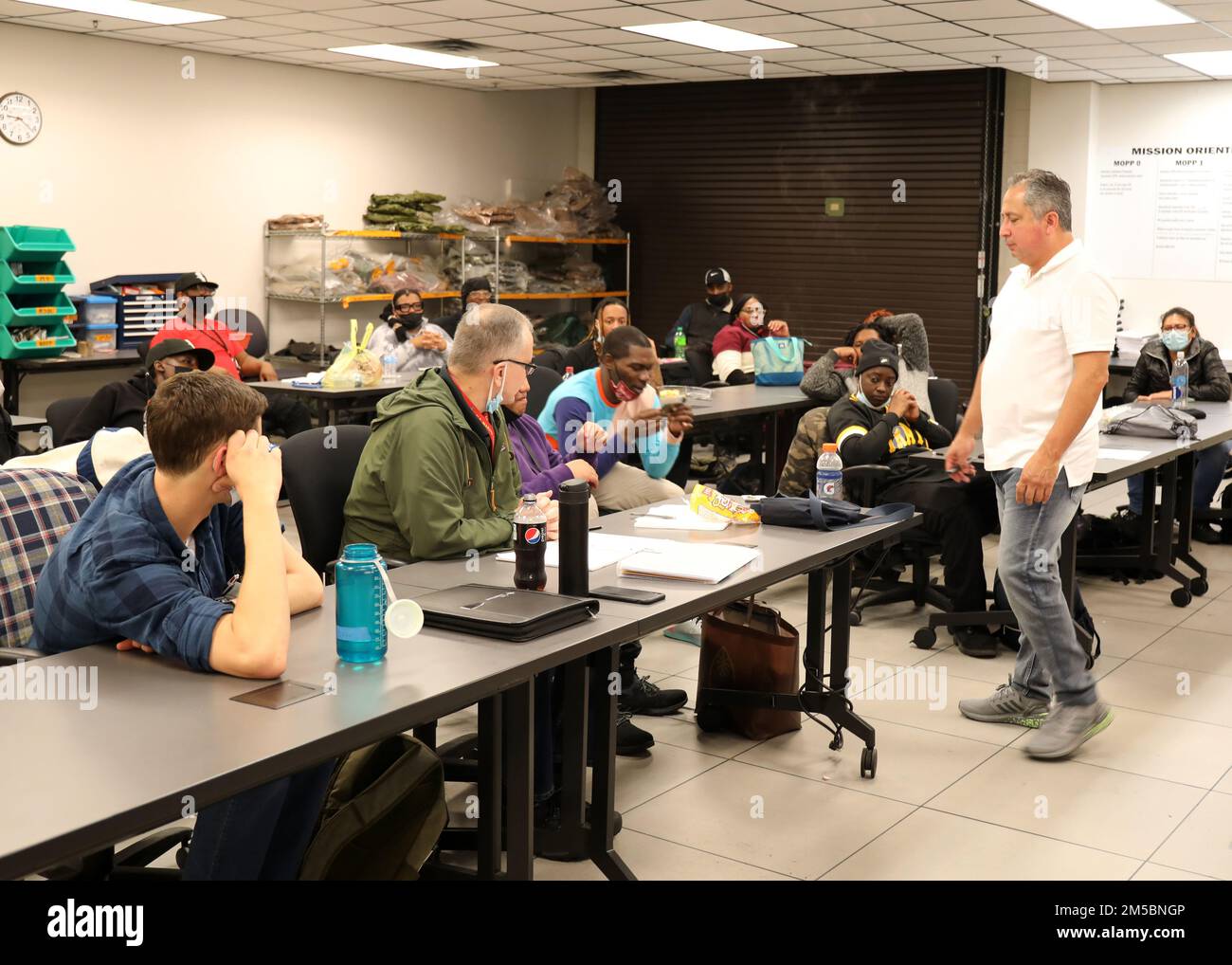 220223-N-OH262-0835--FORT EUSTIS, VA (23. Februar 2022)--Tony Pinedo, ein Ausbilder am Military Sealift Command Training Center East, weist neu eingestellte Mariners des öffentlichen Dienstes (CIVMAR) in der ordnungsgemäßen Verwendung von chemischen, biologischen und radiologischen Geräten zur Schadensbegrenzung im Schulungszentrum auf der Joint Base Langley-Fort Eustis, Virginia, 23. Februar, an. Die Schulung war Teil des MSC-Lehrplans für die Grundausbildung zur Schadensbegrenzung, der erfolgreich abgeschlossen werden muss, bevor in der Schiffsflotte von MSC geflogen werden kann. Stockfoto