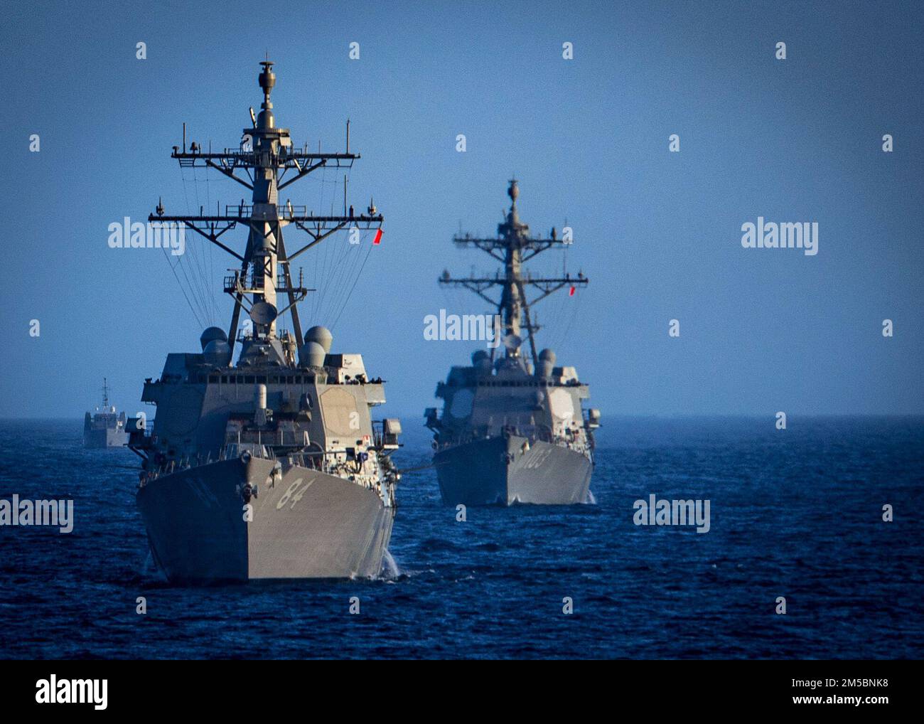 Die Zerstörer der Führungsraketen USS Bulkeley (DDG 84), Left und USS Truxton (DDG 103) segeln in einer Formation während einer Übung für das Advanced Tactical Training (SWATT) zur Oberflächenkriegsführung. Bulkeley und Truxton sind Teil der Destroyer Squadron (DESRON) 26, die die Carrier Strike Group (CSG) 10 unterstützt. SWATT wird vom Naval Surface and Mine Warfighting Development Center (SMWDC) geleitet und soll die Kampffähigkeit, die Letalität und die Interoperabilität der teilnehmenden Einheiten verbessern. Stockfoto