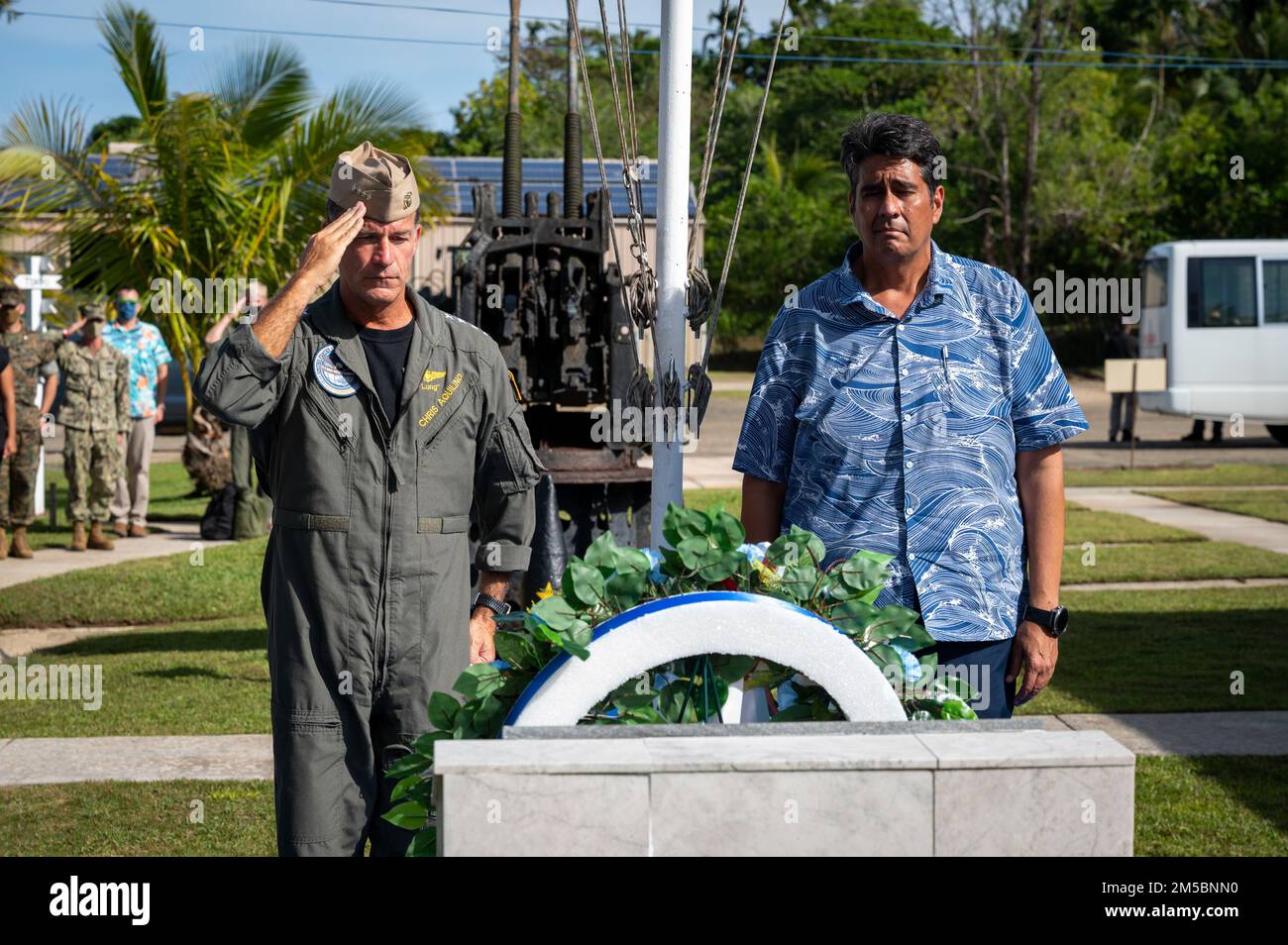 220223-N-XC372-7170 CAMP KATUU, Republik Palau (23. Februar 2022) ADM. John C. Aquilino, Befehlshaber der USA Indo-Pacific Command, Left und Palau-Präsident Surangel Whipps Jr. nehmen an einer Kranzverlegung zu Ehren von sieben gefallenen Palau-Staatsangehörigen Teil, die von 1970 bis 2015 im Dienst beim US-Militär starben. ADM. Aquilino besuchte Palau, um regionale Herausforderungen zu erörtern und das seit langem bestehende starke Engagement für die Unterstützung der Bevölkerung von Palau bei der Bekämpfung von COVID 19 zu bekräftigen. Stockfoto