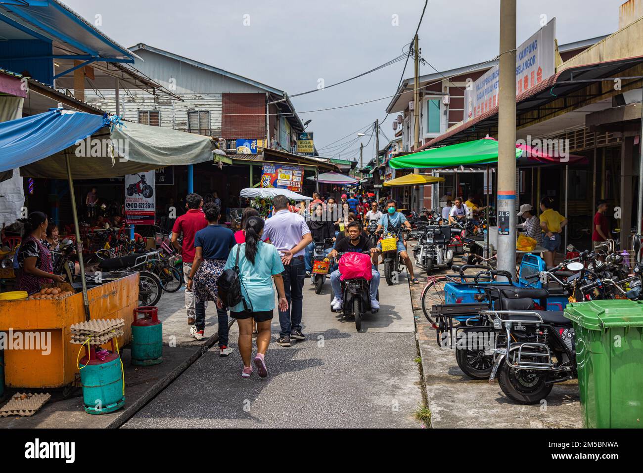 Pulau Ketam, Malaysia - 26. Dezember 2022: Pulau Ketam bedeutet Krabbeninsel, es ist eine kleine Insel vor der Küste von Klang. Blick auf die Straße Stockfoto