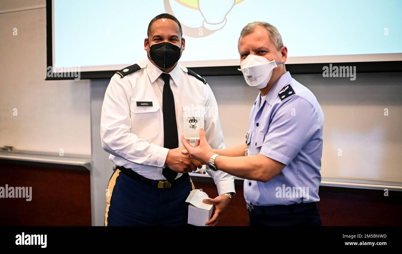 Inter-American Defense College Leadership begrüßt die Studenten des Army war College zu einem Besuch des IADC in Fort Lesley J. McNair, Washington, D.C. am 23. Februar 2022. Während des Besuchs wurden die Studenten von der Führung unterwiesen und erhielten einen Einführungskurs von einem Mitglied der Hochschulfakultät. Stockfoto