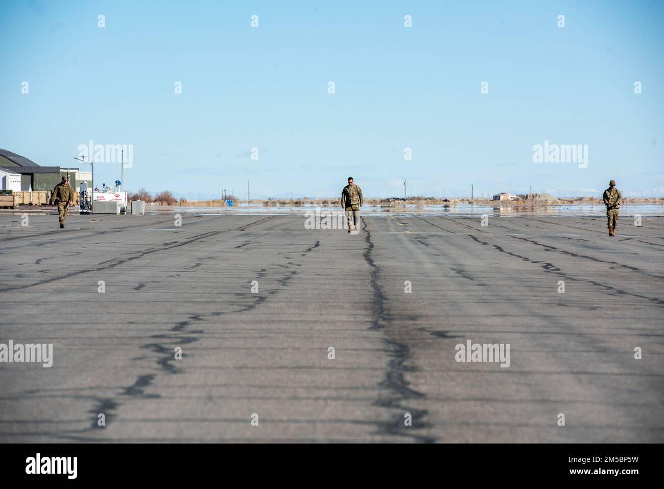 Die Flieger des 366. Kampfflügels führen am Wendover Airfield Flightline, Utah, am 17. Februar 2022 einen Fremdkörper-Trümmermarsch durch. FOD-Laufstege sind dafür ausgelegt, Müll, Steine, lose Metallgegenstände oder andere Gefahren von der Fluglinie zu Bergen, die möglicherweise Schäden an Flugzeugen verursachen könnten. Stockfoto