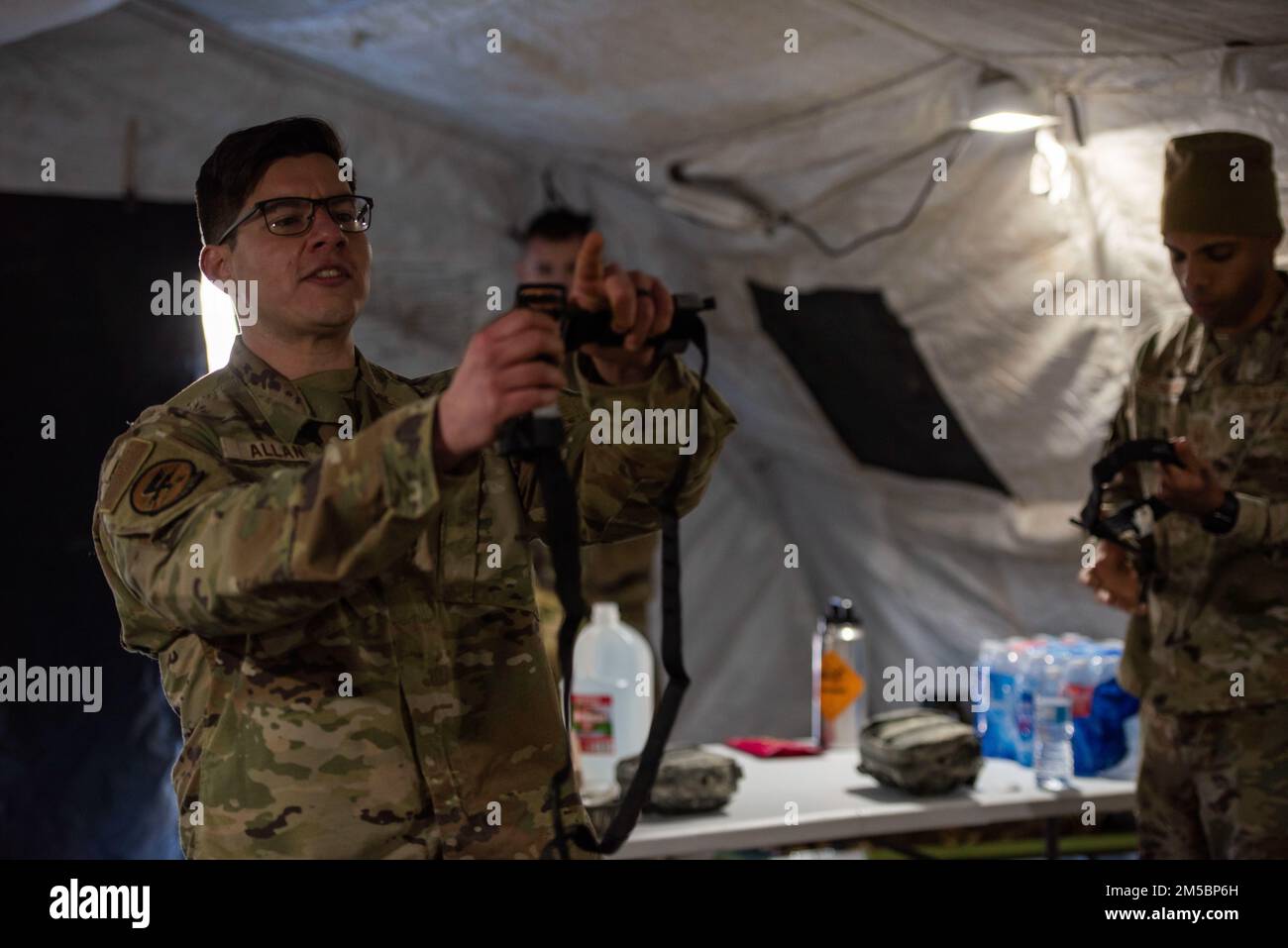 USA Air Force Technical Sergeant Seth Allan, Independent Duty Medical Technician, 389. Fighter Squadron, Mountain Home Air Force Base, Idaho, demonstriert die richtige Art und Weise, einen Stauschlauch als Teil der taktischen Gefechtsversorgungstraining im Wendover Airfield, Utah, anzuwenden. TCCC ist ein standardisierter Kurs, der jeden Airman, Soldat, Matrose, Wächter und Marine mit den grundlegenden Fähigkeiten ausstattet, Leben bei Kampfeinsätzen zu retten. Stockfoto