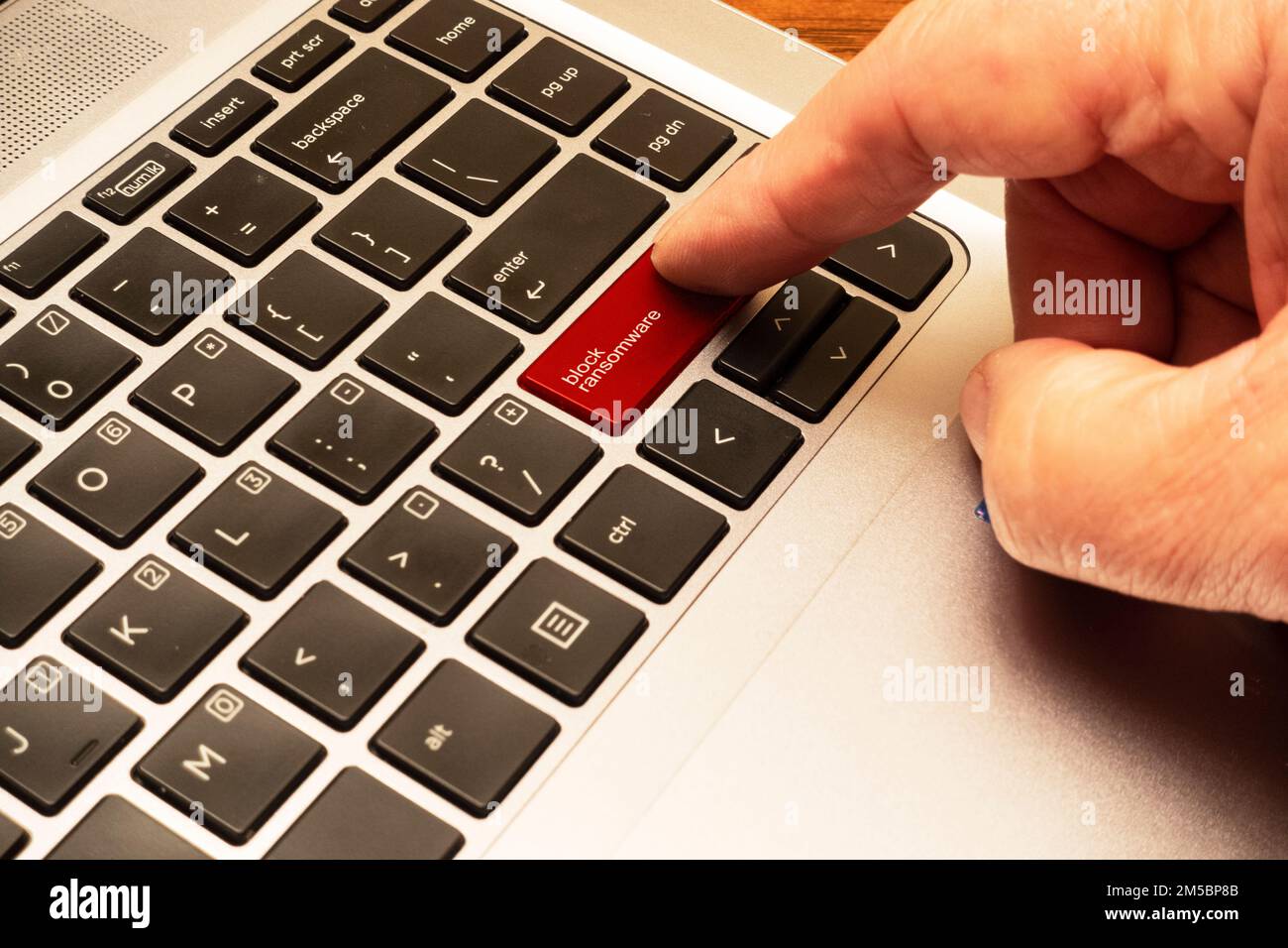 Computertastatur mit rotem Block-Ransomware-Schlüssel Stockfoto