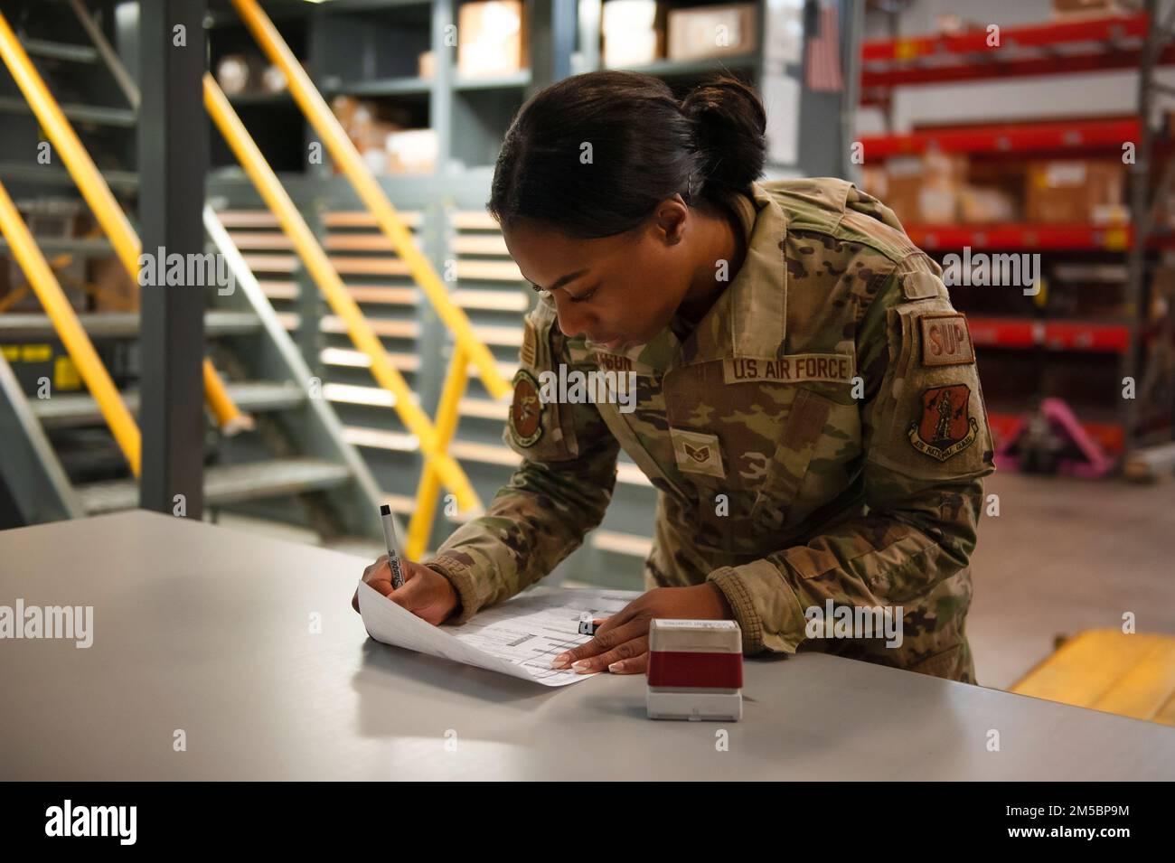 USA Air Force Staff Sgt. Taleiya Jackson, ein Mitarbeiter des Flight Services Center, der dem 180. Fighter Wing Logistics Readiness Squadron der Nationalgarde von Ohio zugewiesen ist, führt auf der 180FW in Swanton (Ohio) am 24. Februar Bestandsaufnahmen von Ersatzteilen und Vorräten für die tägliche Instandhaltung von Flugzeugen durch. Das Personal des 180FW LRS unterstützt die Flugmission durch rechtzeitige Lieferung von Teilen und Lieferungen, wobei sichergestellt wird, dass die Luftfahrzeuge des Flügels einsatzfähig und einsatzfähig sind. Stockfoto