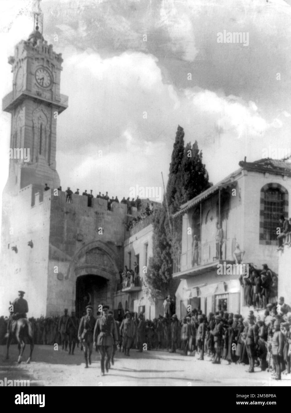 Lord Edmund Allenby betrat das Jaffa-Tor nach der britischen Gefangennahme von Jerusalem im Ersten Weltkrieg Er tritt zu Fuß ein, aus Respekt vor der alten Stadt Stockfoto