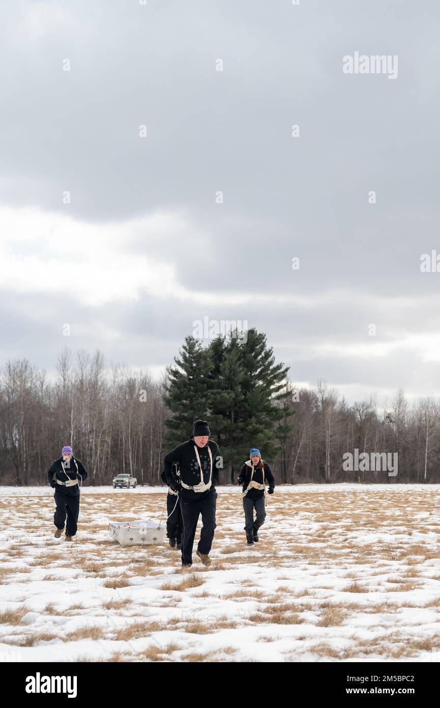 Soldaten des 1. Brigaden-Stützbataillons, 351. Infanterie-Regiment, 181. Multifunktionale Trainings-Brigade, nehmen am Ahkio-Schlittenzug Teil, als Teil von Cabin Fever 22, 24. Februar 2022, in Fort McCoy, Wisconsin. Cabin Fever 22 ist eine brigadeweite Veranstaltung, die während der Wintermonate von Wisconsin zur Förderung körperlicher, geistiger und geistiger Fitness genutzt wird. Stockfoto