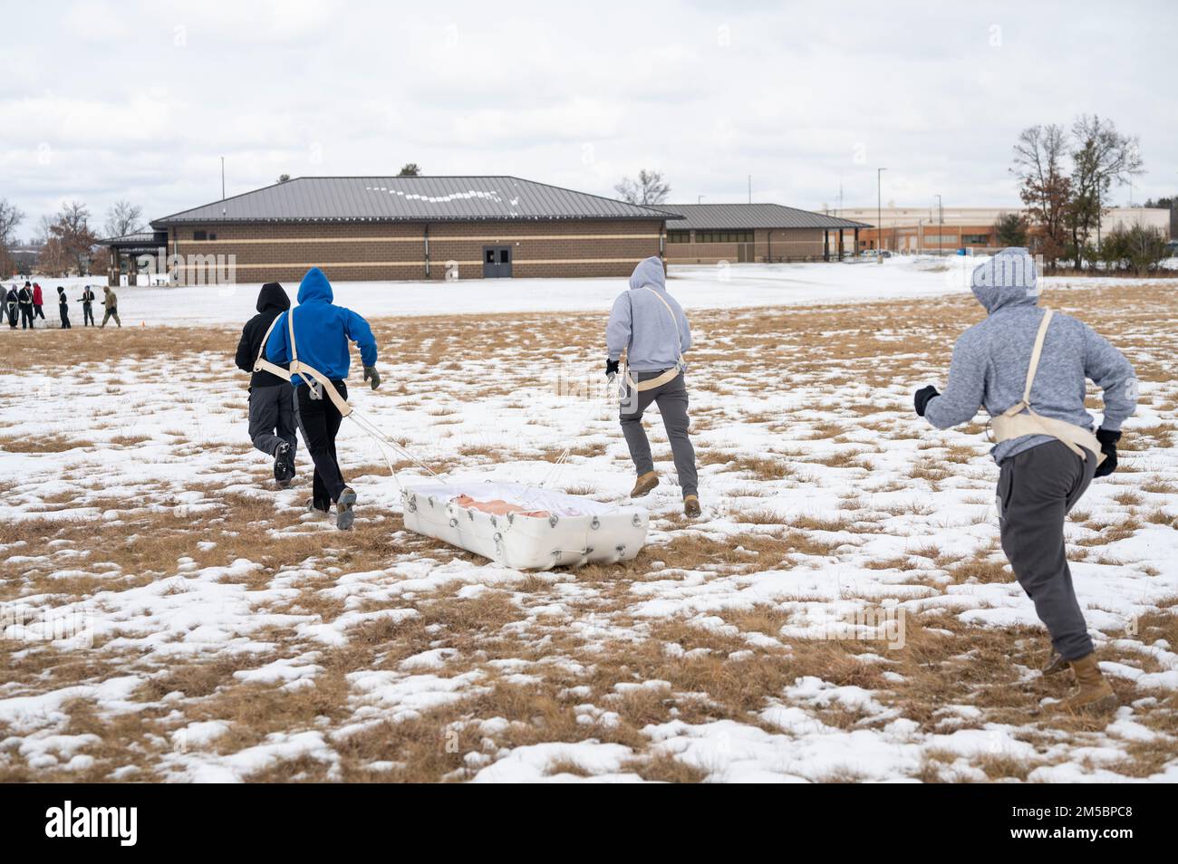 Soldaten des 1. Brigaden-Stützbataillons, 291. Infanterie-Regiment, 181. Multifunktionale Trainings-Brigade, nehmen am Ahkio-Schlittenzug Teil, als Teil von Cabin Fever 22, 24. Februar 2022, in Fort McCoy, Wisconsin. Cabin Fever 22 ist eine brigadeweite Veranstaltung, die während der Wintermonate von Wisconsin zur Förderung körperlicher, geistiger und geistiger Fitness genutzt wird. Stockfoto