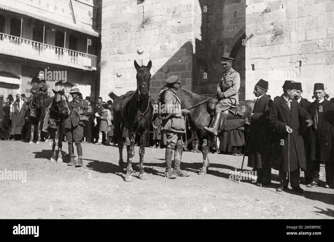 Brigadegeneral Harry Davis Watson, Oberstleutnant Frederick Marshman Bailey am Jaffa Gate nach der britischen Gefangennahme von Jerusalem im 1. Weltkrieg Stockfoto