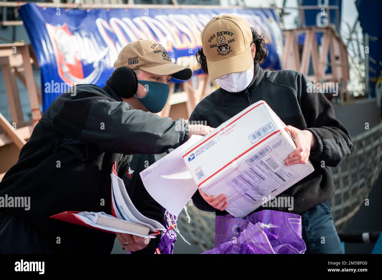 FLEET ACTIVITIES YOKOSUKA, Japan (24. Februar 2022) Logistics Specialist 2. Class Joshua Lyons, Left, aus Pangburn, Arkansas, Und Logistikspezialist 3., Klasse Alexandra Adams, aus Longview, Texas, sortiert Post am Pier, während der Arleigh-Burke-Klasse-Guided-Missile Destroyer USS Dewey (DDG 105) einen logistischen Halt bei Fleet Activities Yokosuka, Japan macht. Dewey ist der CTF 71/Destroyer Squadron (DESRON) 15, der größten nach vorn eingesetzten DESRON der Marine und der Hauptstreitkräfte der US-amerikanischen 7.-Flotte, zugeordnet. Stockfoto