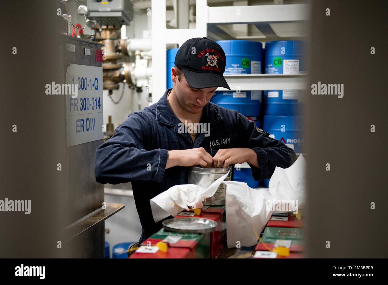 PHILIPPINE SEA (24. Februar 2022) Gas Turbine Systems Technician (Mechanical) 2. Class Wyatt Slawson, aus Elk River, Minn., bereitet Materialien für eine gründliche Reinigung des Arleigh Burke-Class-Guided-Missile Destroyer USS Spruance (DDG 111) vor. Die Abraham Lincoln Strike Group befindet sich in einem geplanten Einsatz im US-7.-Flottenbereich, um die Interoperabilität durch Allianzen und Partnerschaften zu verbessern und gleichzeitig als einsatzbereite Truppe zur Unterstützung einer freien und offenen Region Indo-Pacific zu fungieren. Stockfoto