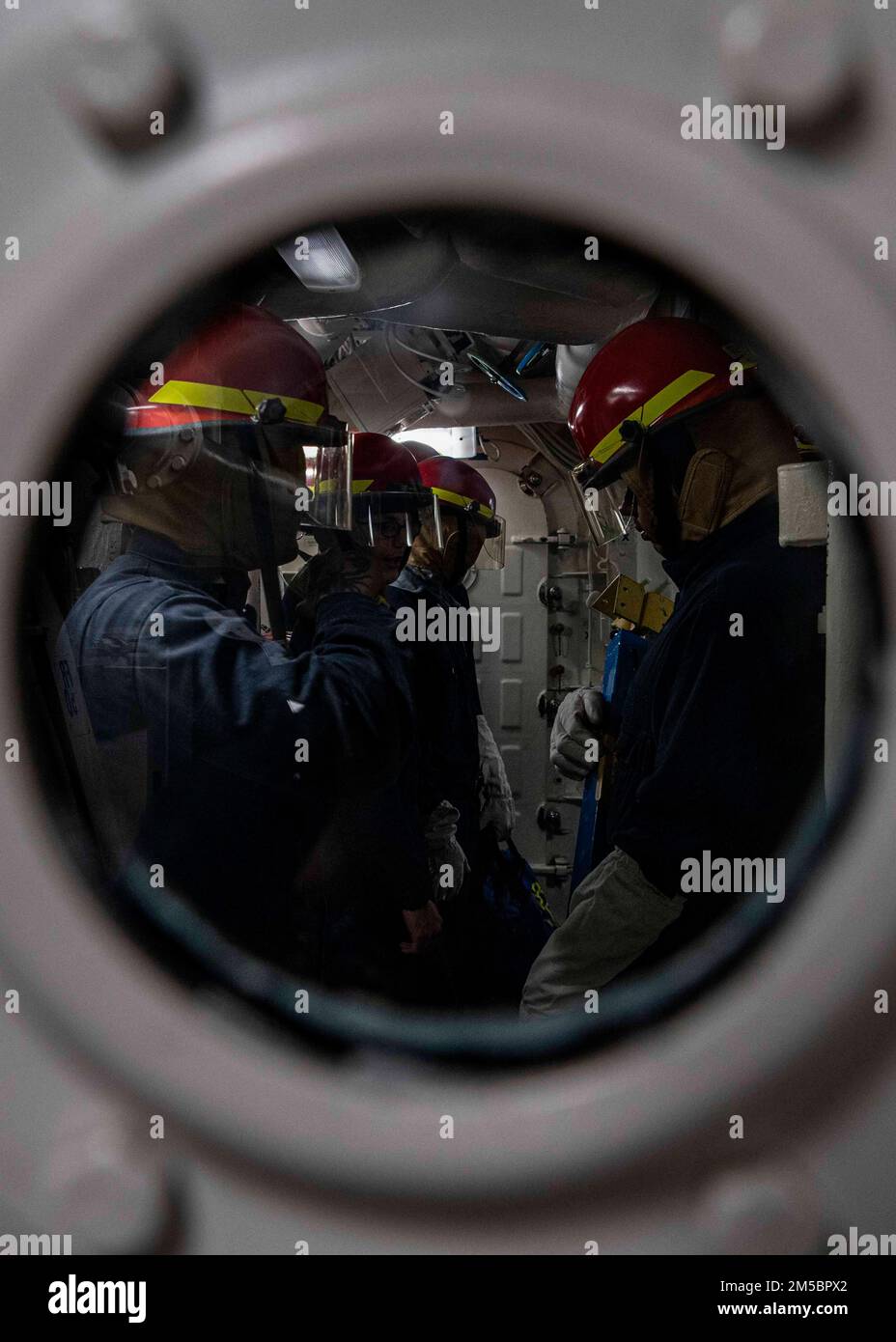 GOLF VON OMAN (24. Februar 2022) Matrosen, die dem Flugkörperzerstörer USS Gridley (DDG 101) zugeteilt sind, bereiten sich auf die Bekämpfung eines Überschwemmungsopfers während einer Übung zur Schadensbegrenzung im Golf von Oman (24. Februar) vor. Gridley wird im US-Flottengebiet 5. eingesetzt, um Marineeinsätze zu unterstützen, um die maritime Stabilität und Sicherheit in der Zentralregion zu gewährleisten und das Mittelmeer und den Pazifik durch den westlichen Indischen Ozean und drei strategische Engpässe zu verbinden. Stockfoto