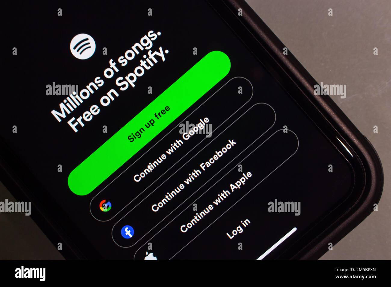 Vancouver, KANADA - Dez 3 2022 : Anmeldeseite von Spotify in einem iPhone. Spotify ist ein schwedischer Anbieter von Musik-, Audio- und Mediendiensten Stockfoto